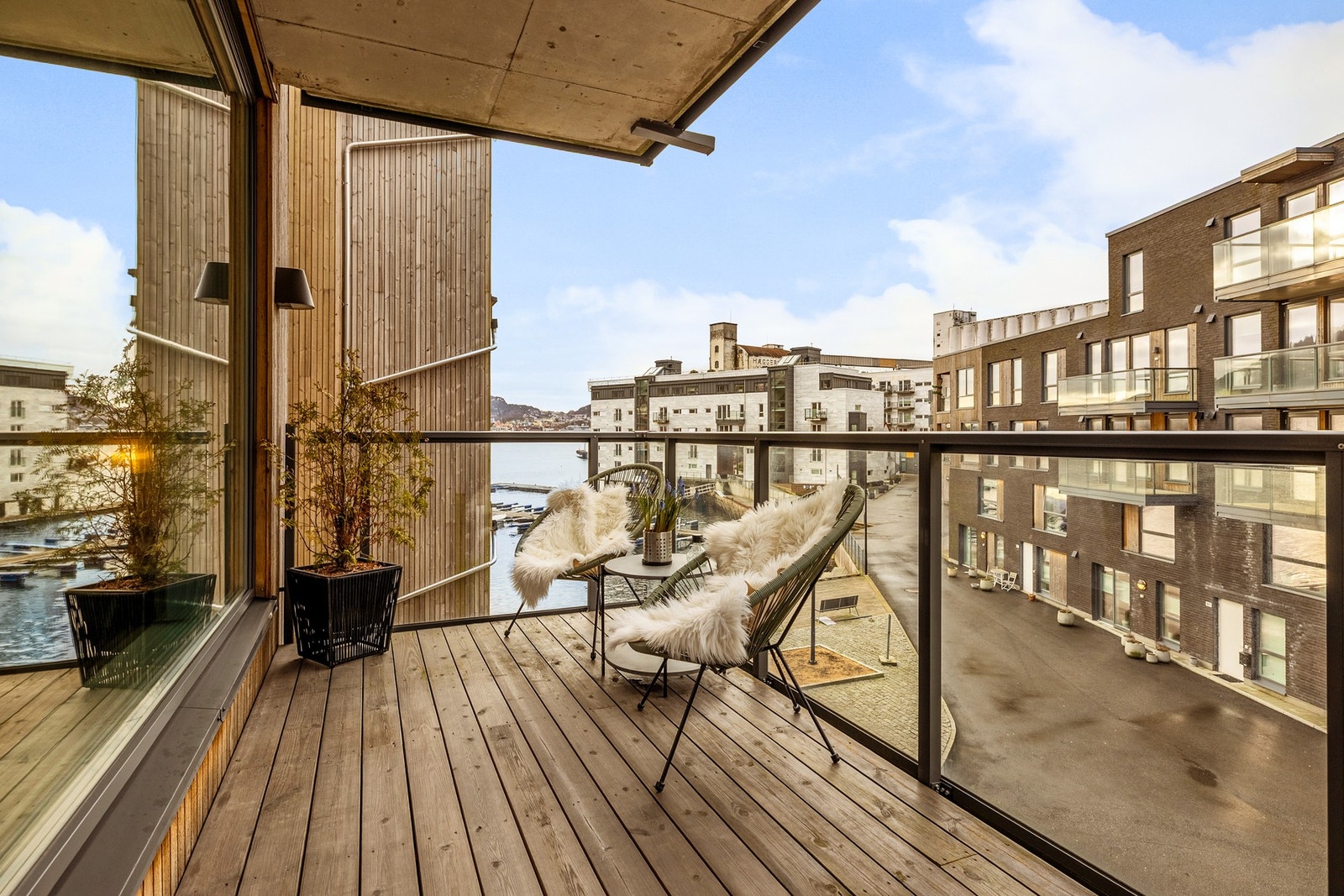 Fra stuen er det utgang til en romslig balkong på ca. 8,4 kvm. Galleribilde