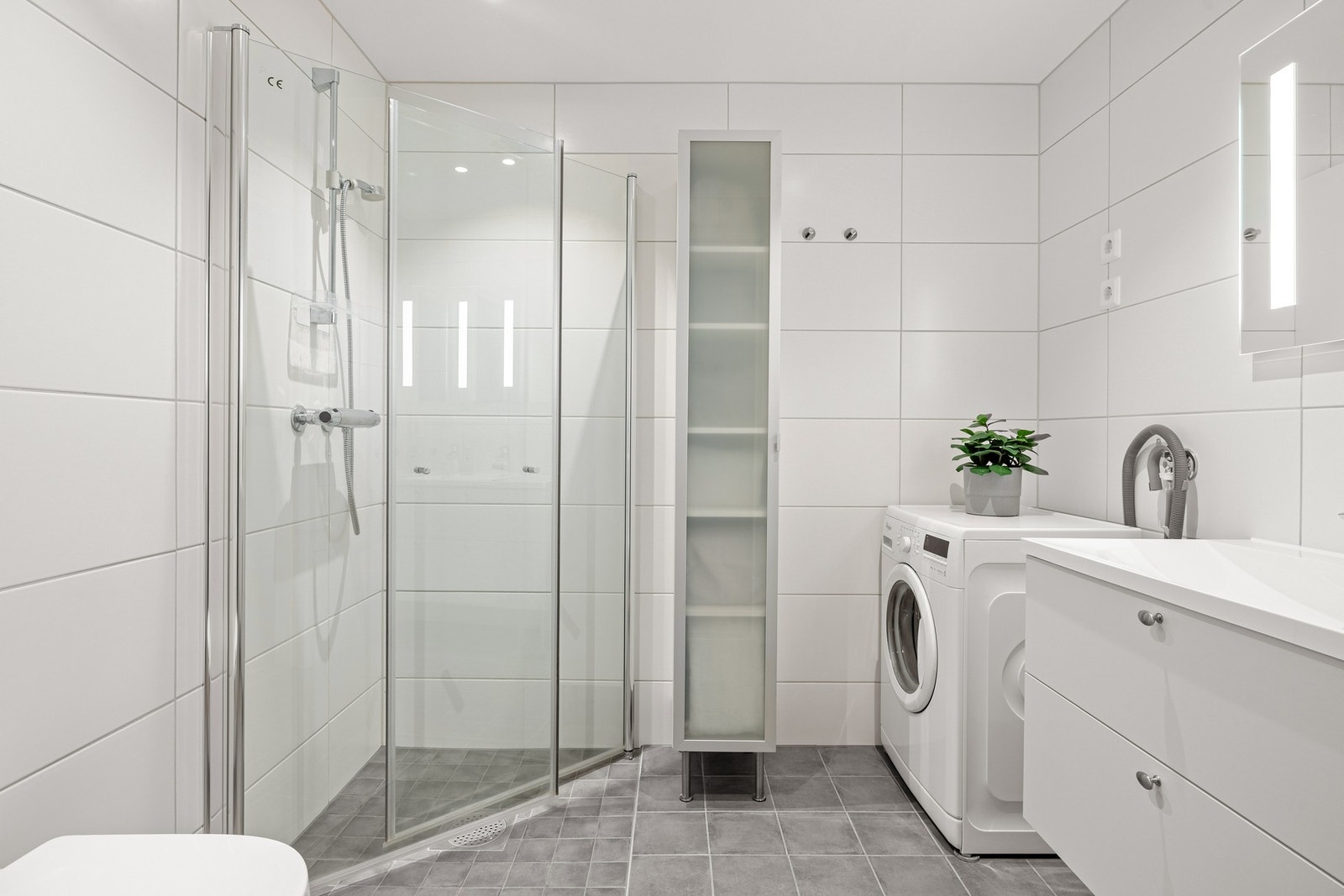 Badet er helfliset og måler ca. 4,3 kvm. Galleribilde