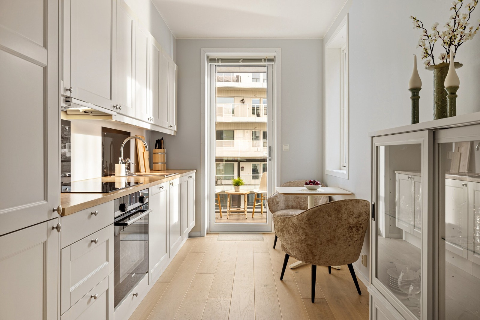 Kjøkkenløsningen er både funksjonell og stilren. Galleribilde