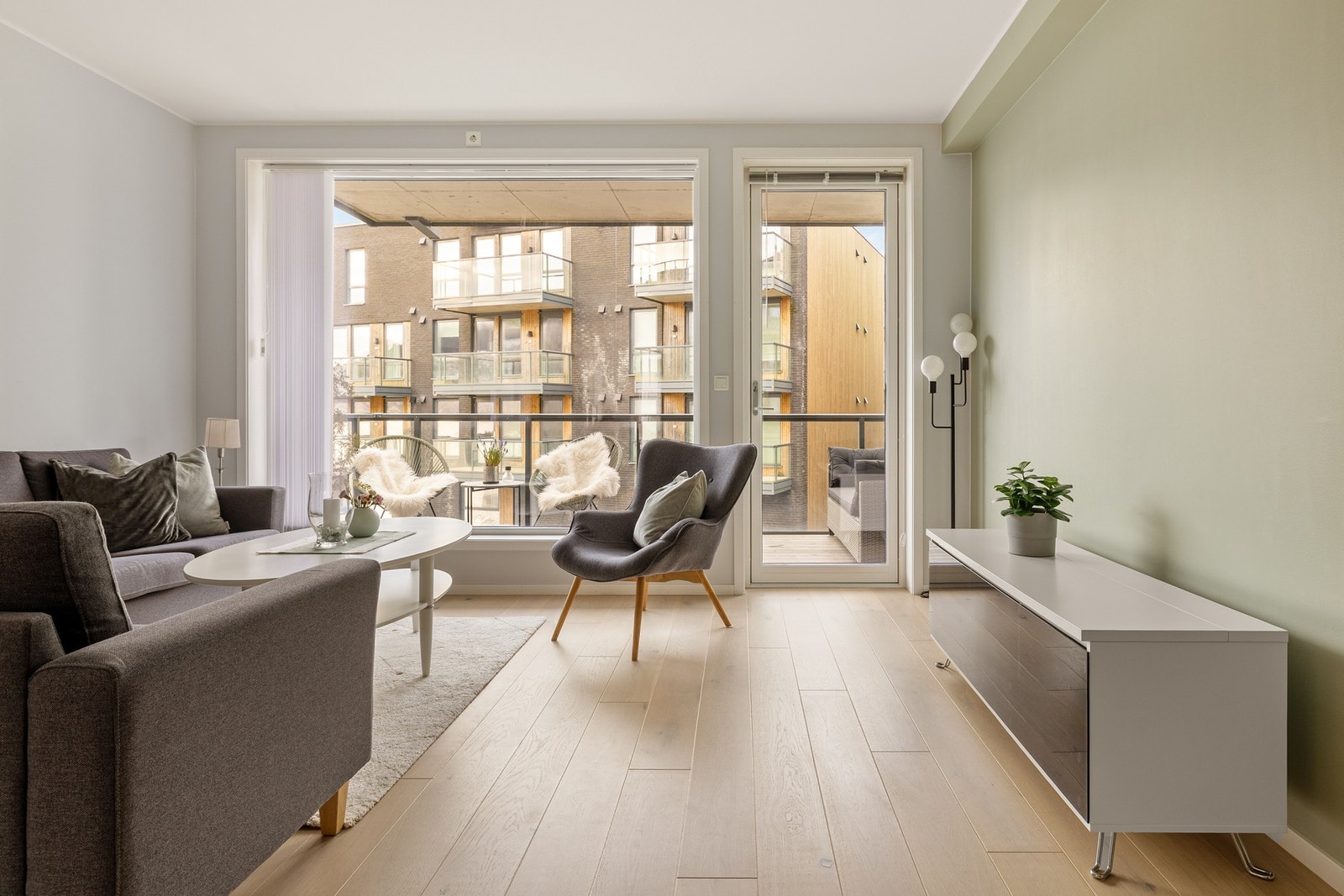 Lekker 3-roms fra 2020 i sjøkanten med to balkonger, heis og fast parkeringsplass! Galleribilde