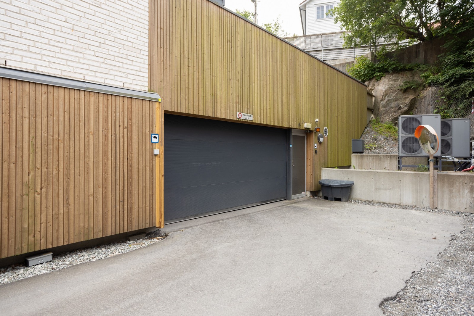 Leiligheten disponerer egen parkeringsplass i felles garasjeanlegg. Galleribilde