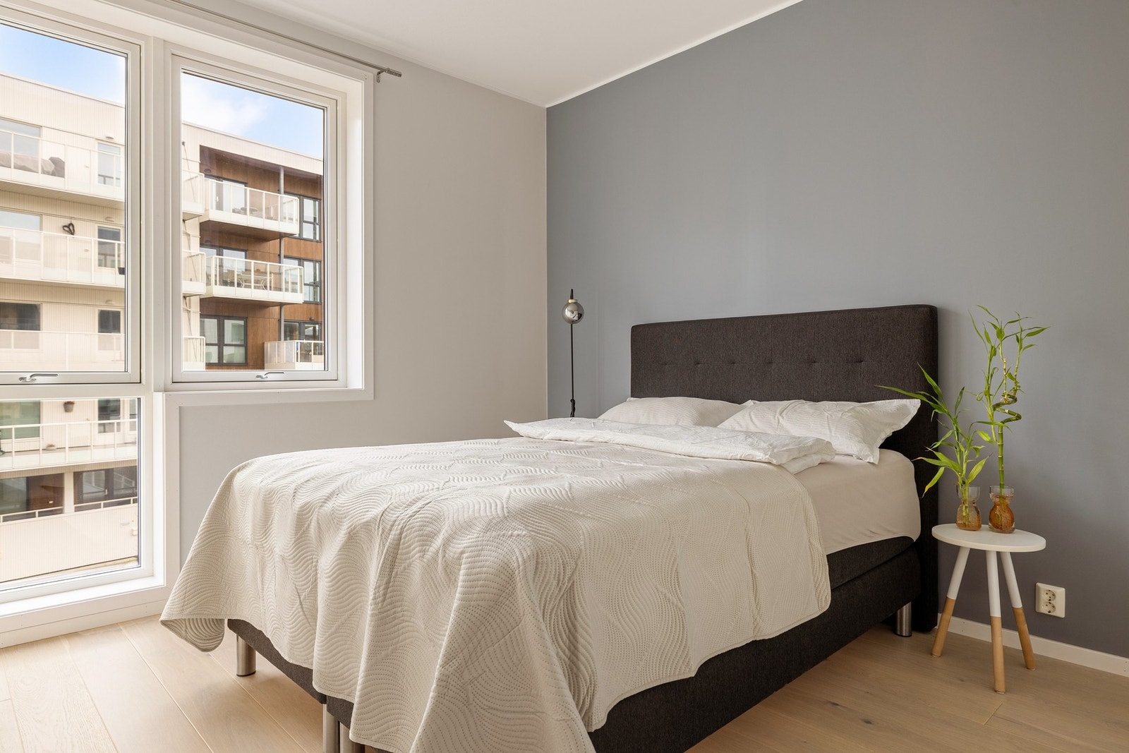 Leiligheten har to gode soverom på henholdsvis ca. 7 kvm og 12,3 kvm. Galleribilde