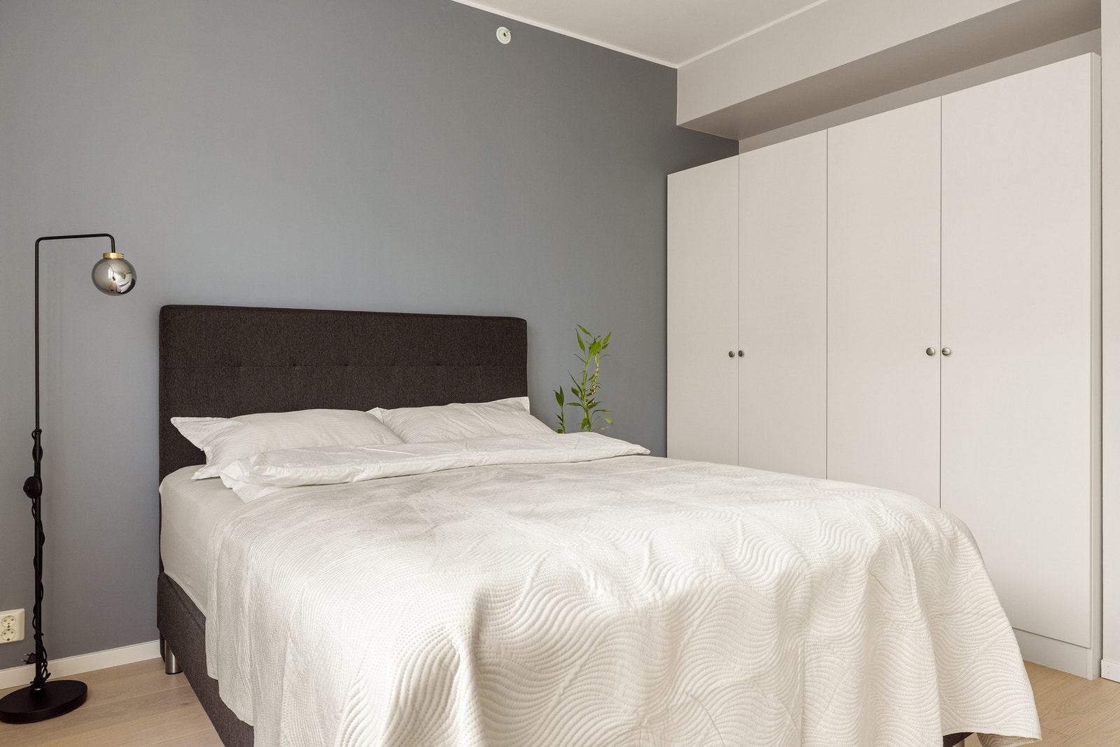 Hovedsoverommet har god plass til dobbeltseng og garderobeløsning. Galleribilde