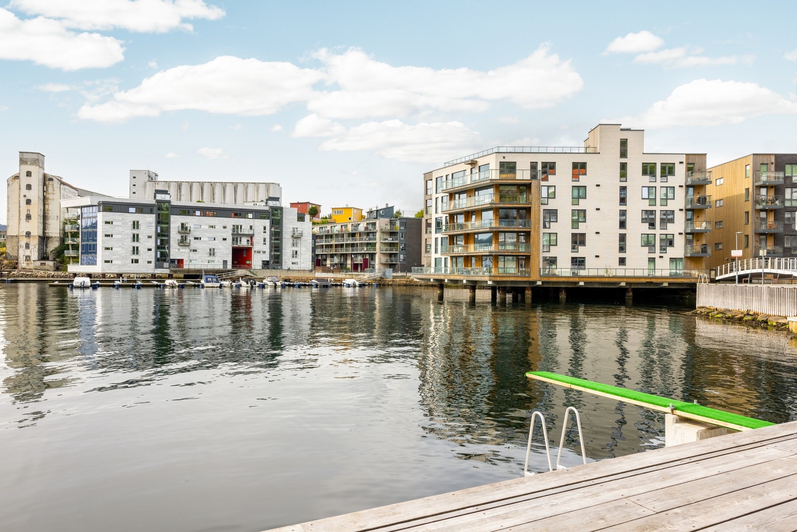 Her får man en flott brygge med stupebrett, benker og gode bademuligheter hvor du kan gå ned i morgenkåpen og ta deg et morgenbad. Galleribilde