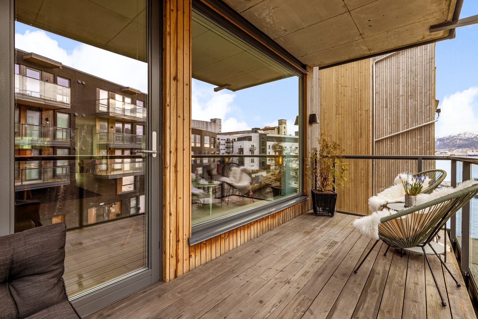 Her er det god plass til god plass til sittegruppe og grill. Galleribilde