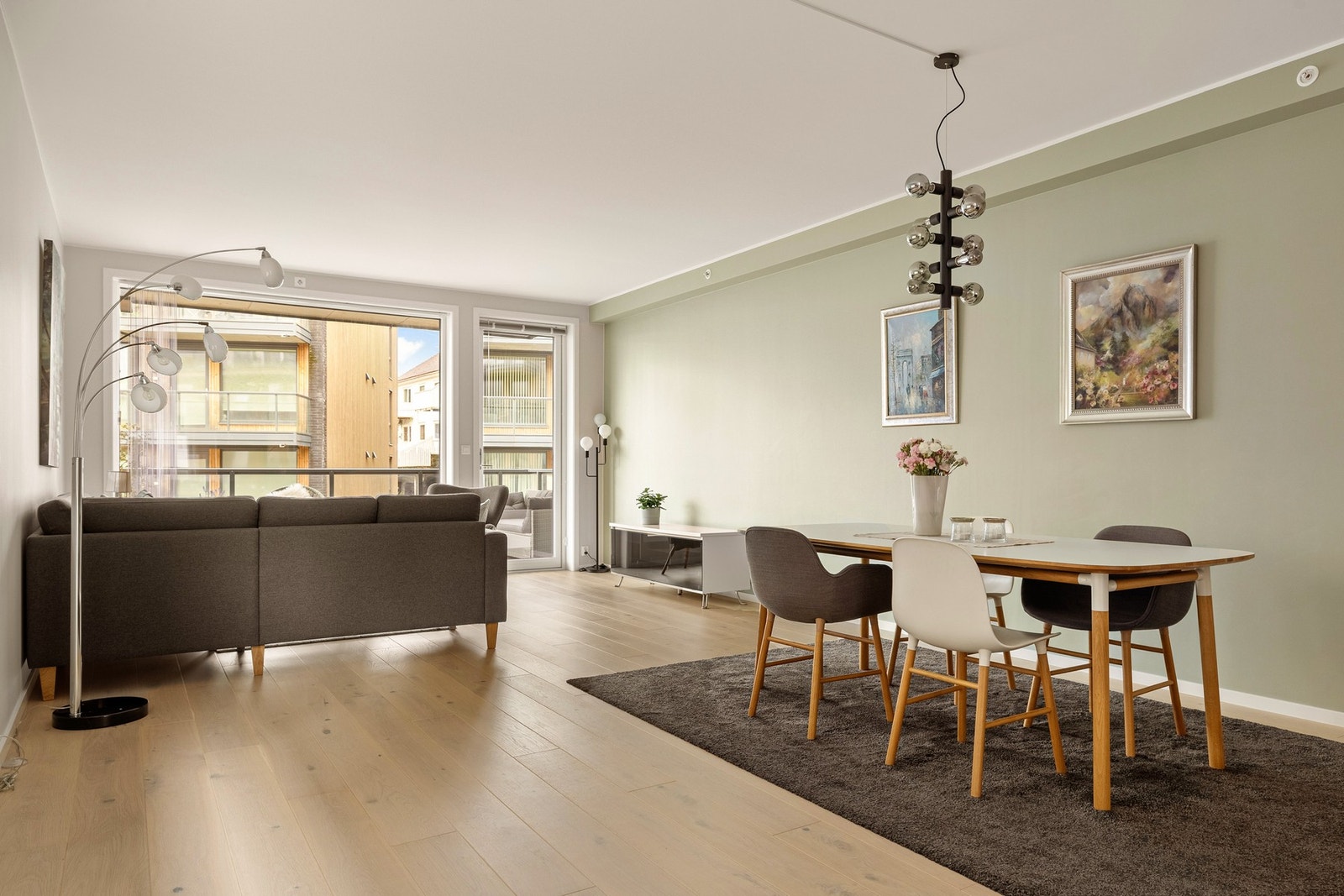 Rommet oppleves lyst og luftig med store vindusflater som slipper inn rikelig med dagslys. Galleribilde