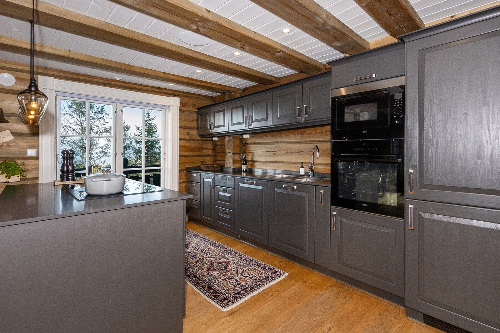 Plassbygd, solid kjøkken i heltre - og praktiske overflater som er lette å renholde. Galleribilde