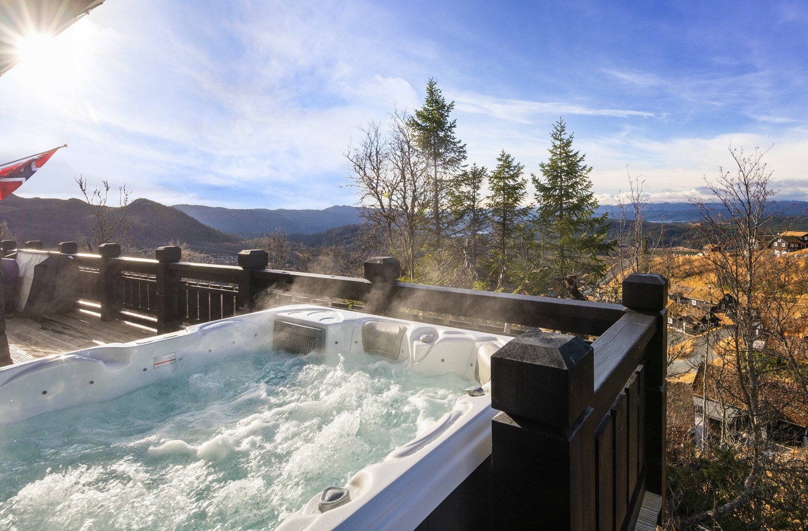 Romslig veranda foran hele hytta Galleribilde