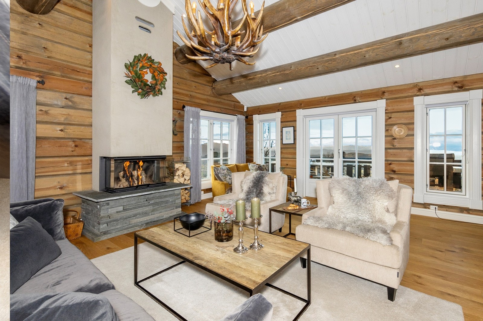 Stue med vinduer og utsikt over hele Holtardalen Galleribilde