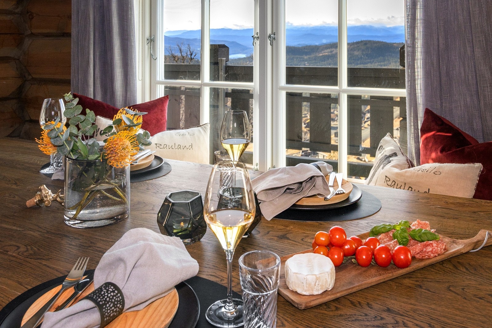 Stemningsbilde fra kjøkkenbord. Nyt utsikten mens man spiser! Galleribilde