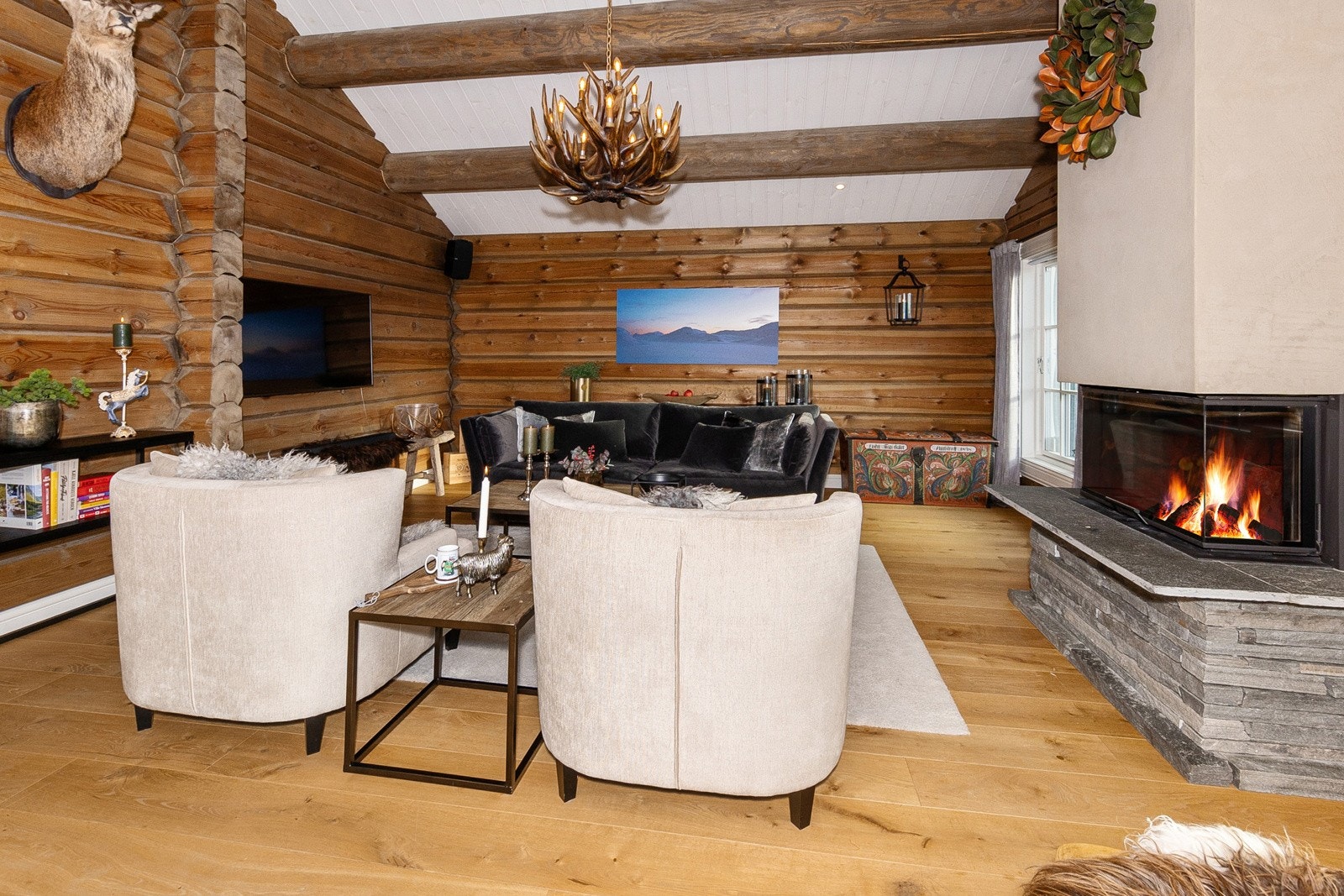 Stuen - lun og koselig atmosvære, og gode møbleringsmuligheter. Galleribilde