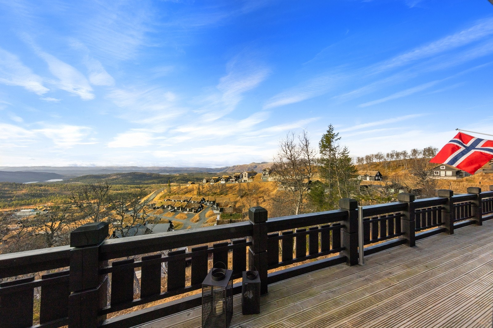 Fantastisk utsikt over hele dalen. Man får følelsen av å være kongen på haugen her Galleribilde
