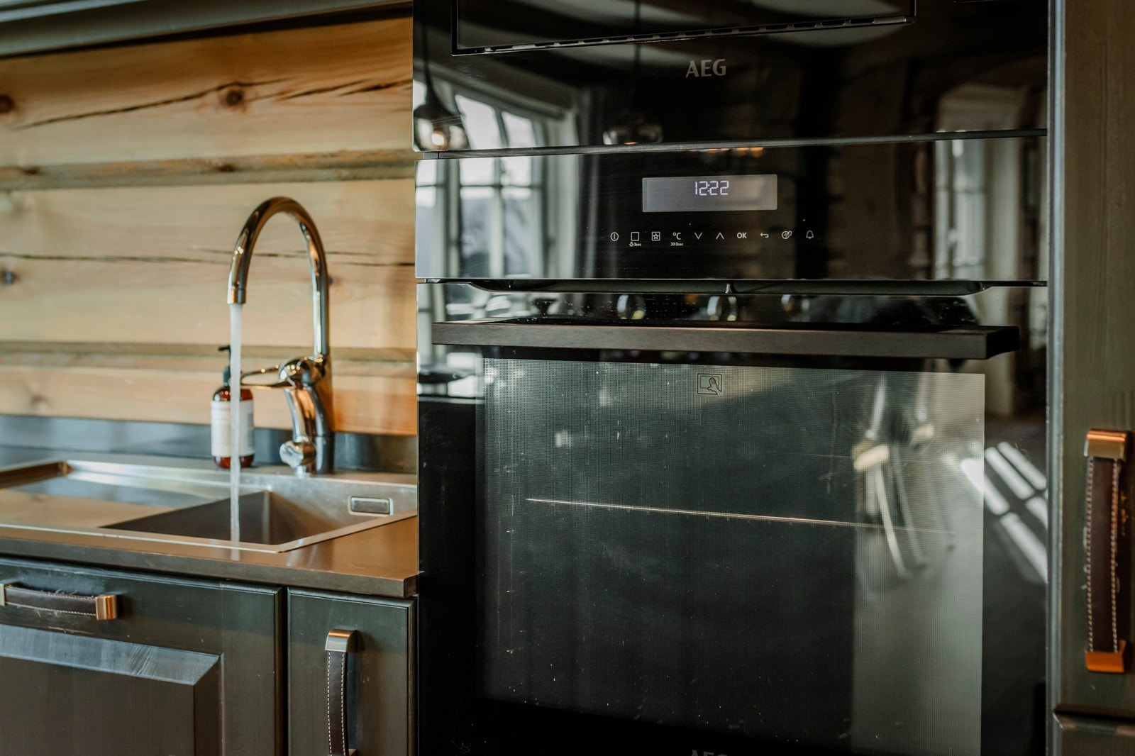 Detaljbilde kjøkken. Spesialbestilt oppvaskkum. Hvitevarer fra AEG Galleribilde