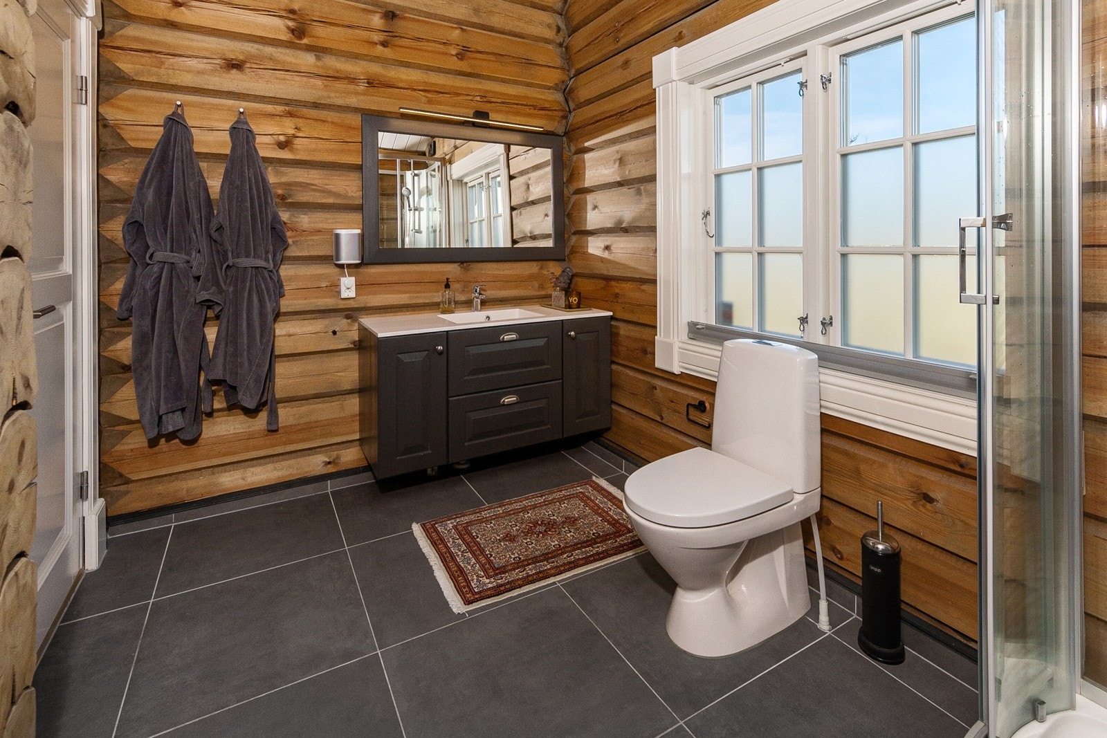 Bad 1. etg. Flis m/varmekabler, wc, servant i seksjon og dusjkabinett. Galleribilde