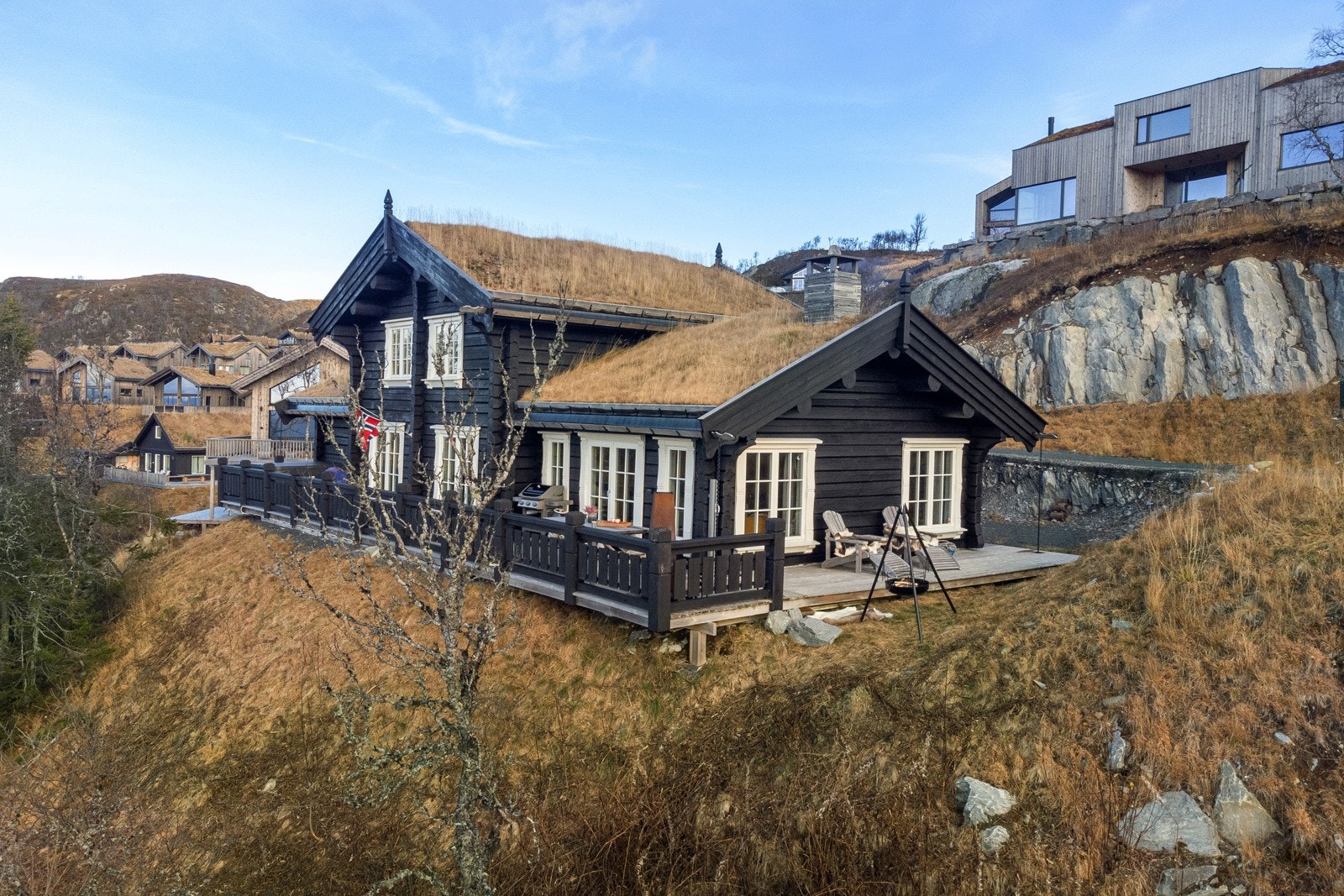 Denne hytta ligger høyt og usjenert på en pynt med fantastisk utsikt. Galleribilde