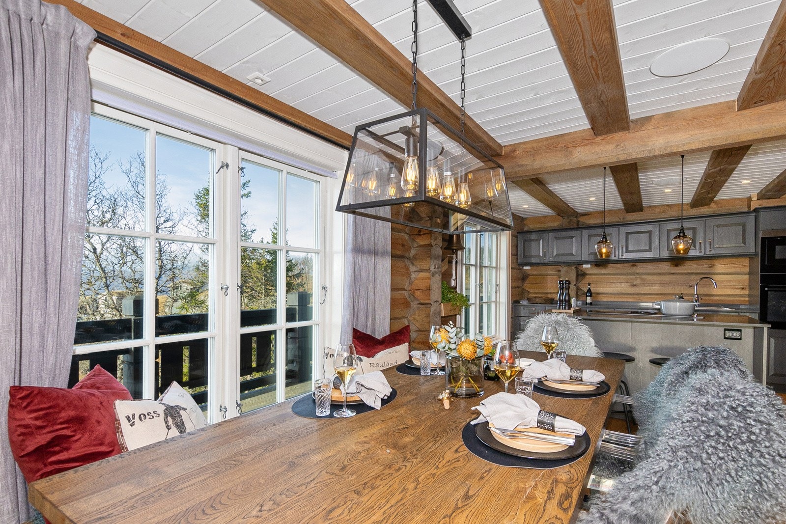 Spisebord ved kjøkkenet - lys, innbydende og sosial løsning mellom spisebord og kjøkken. Galleribilde