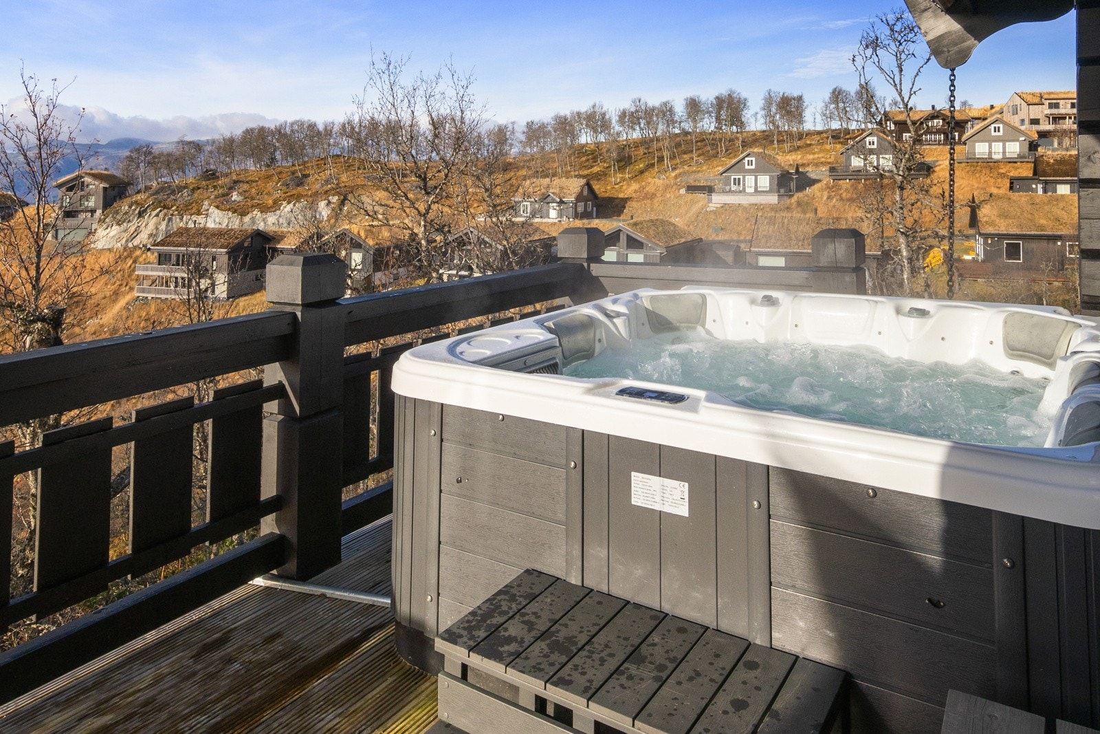 Plass til jacuzzi på verandaen. Her kan man nyte utsikt og samtidig sitte usjenert Galleribilde