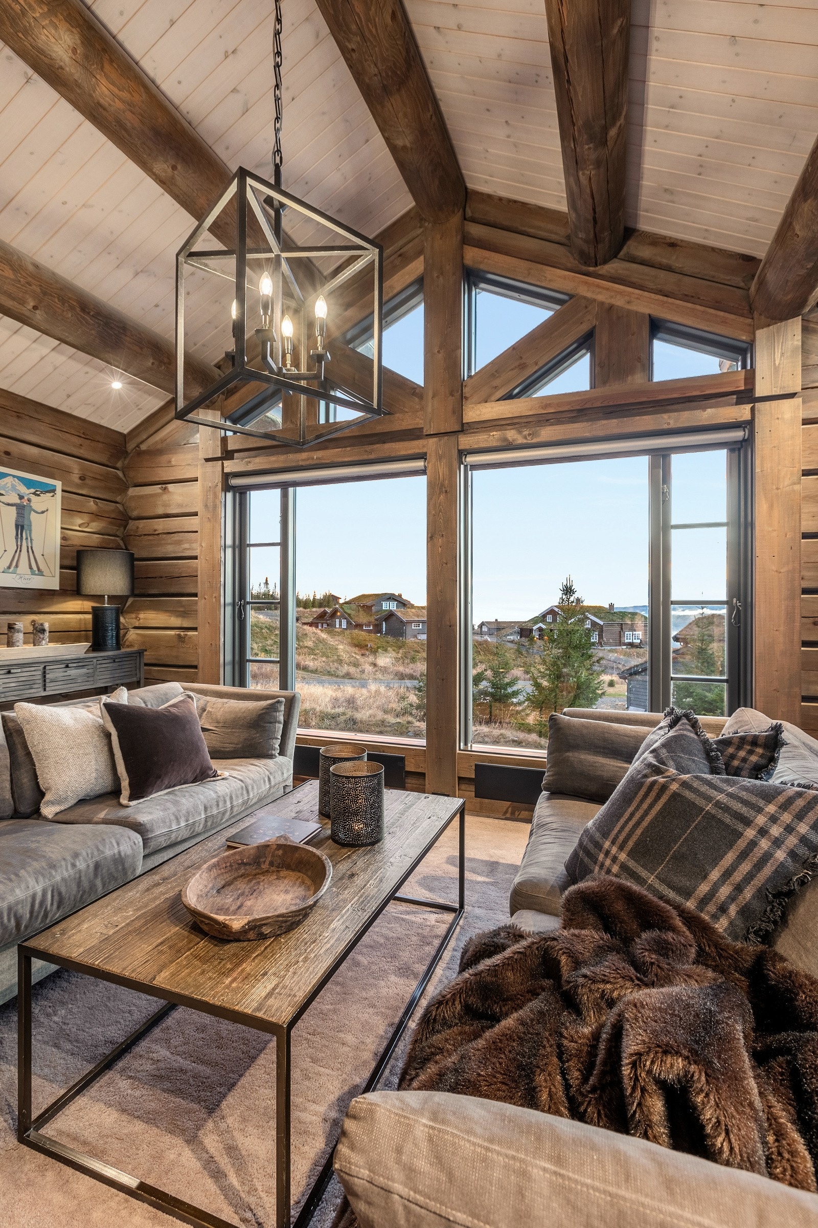 Dette er en meget smakfull og solid høystandardhytte oppført i en tradisjonell laftestil. Galleribilde