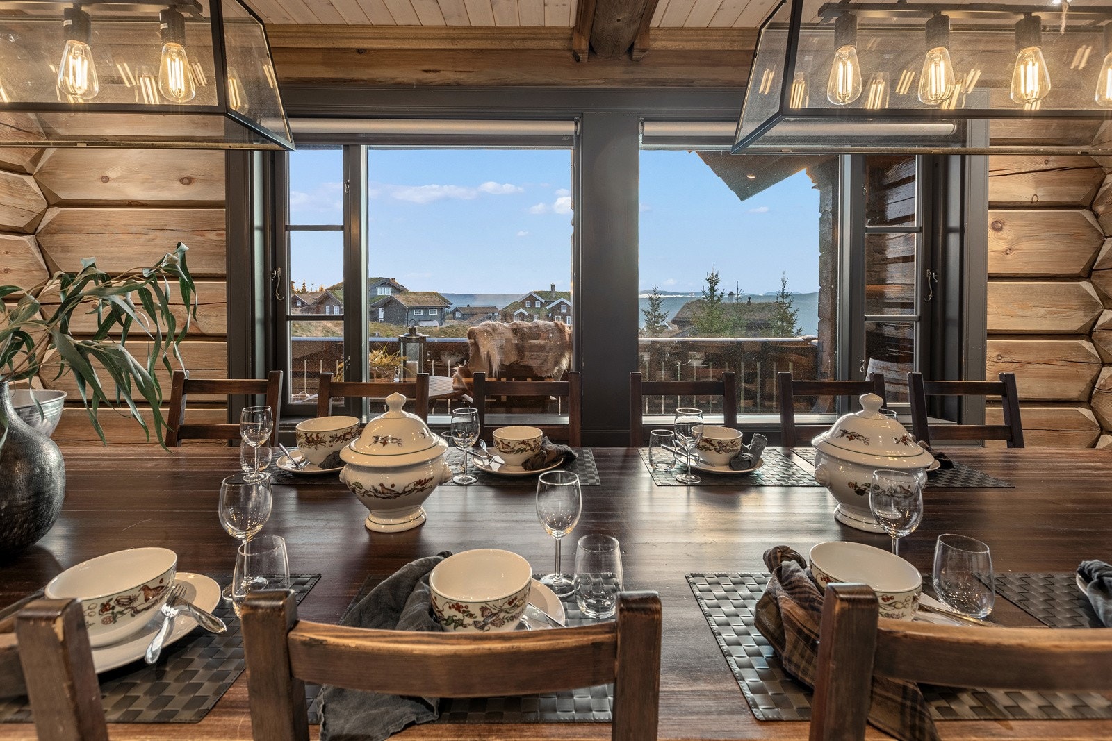 Utgang til terrassen som har sol hele dagen fra ca 11 til solnedgang. Galleribilde