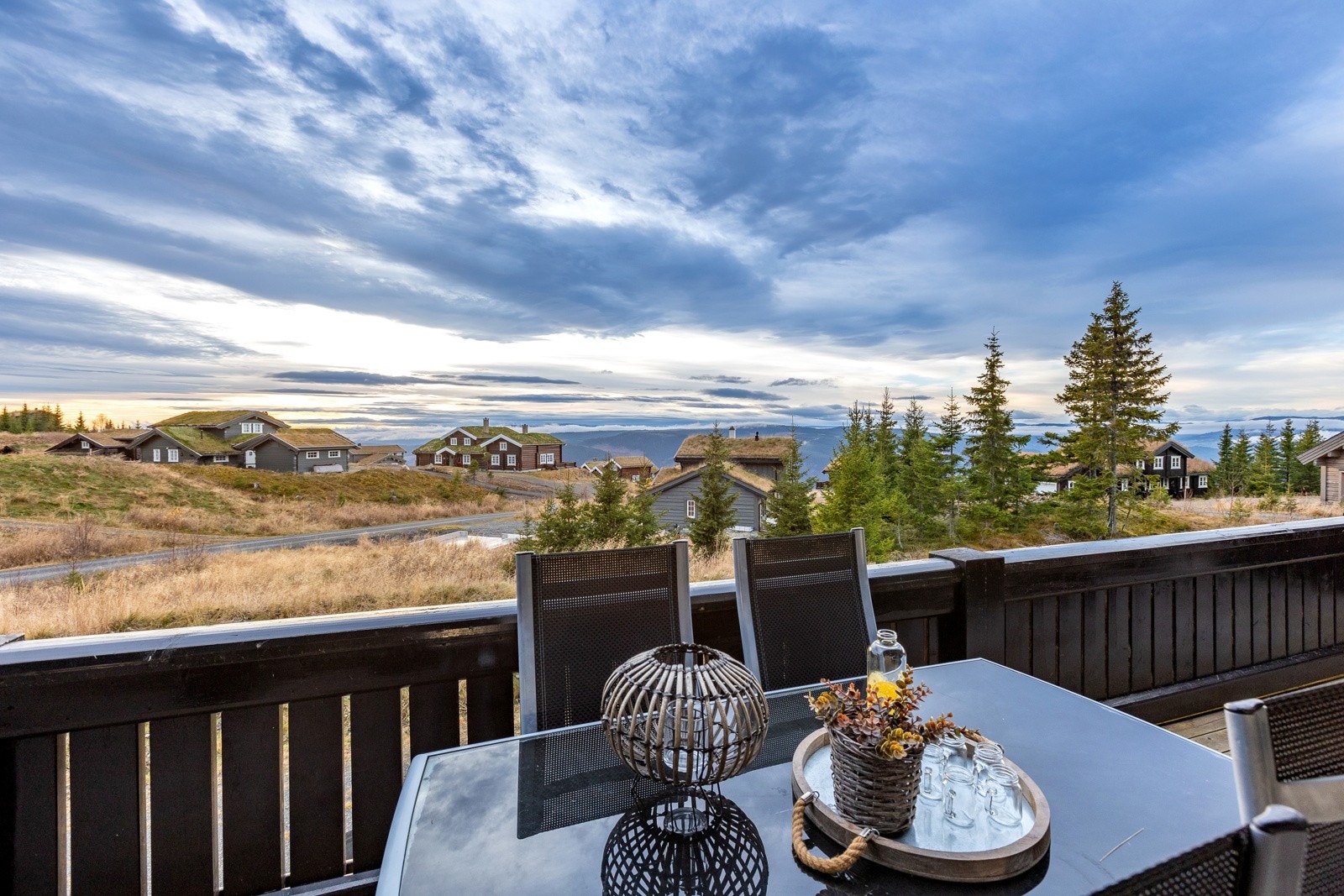 Flott utsikt fra terrassen over fjell og vidder. Galleribilde