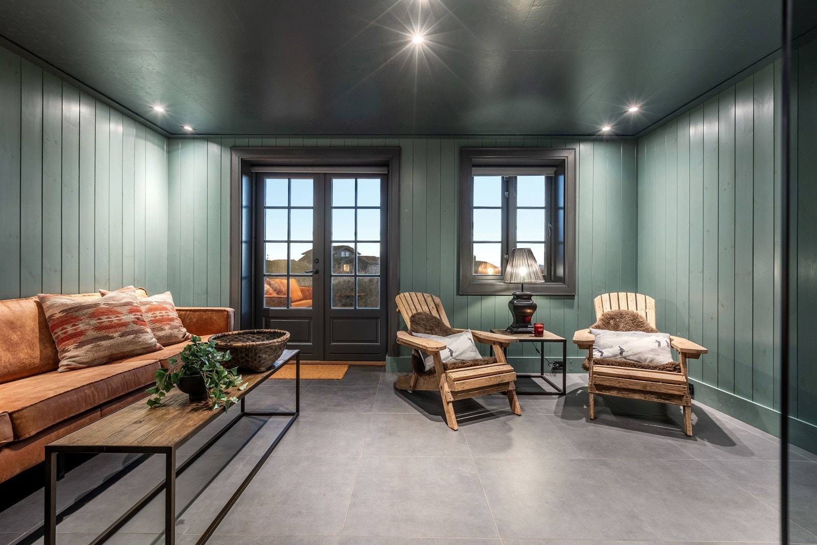 Fra spaavdelingen er det utgang via terrassedører til terrasseplatting. Galleribilde