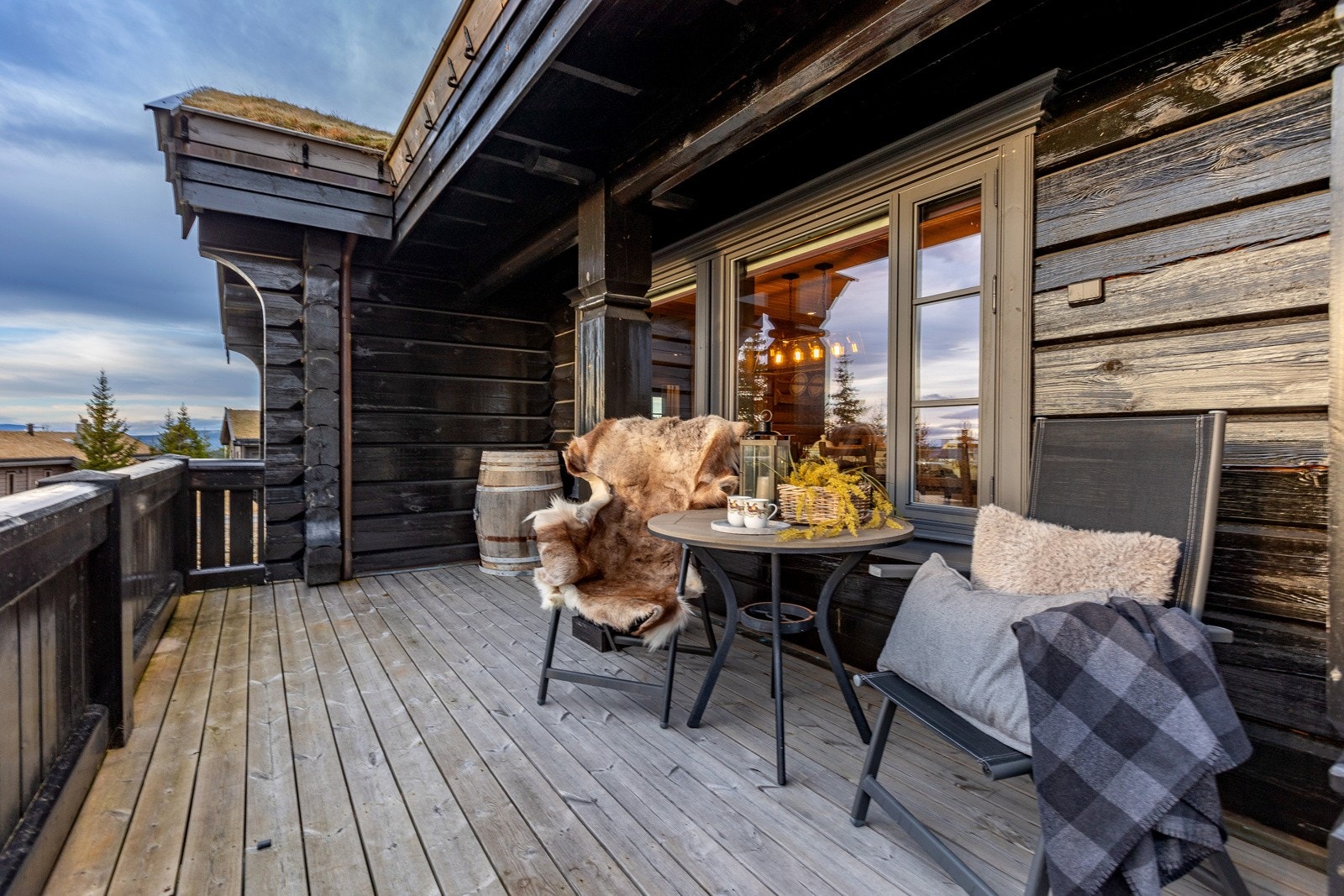 Svært gode sol- og utsiktsforhold fra terrassen. Galleribilde