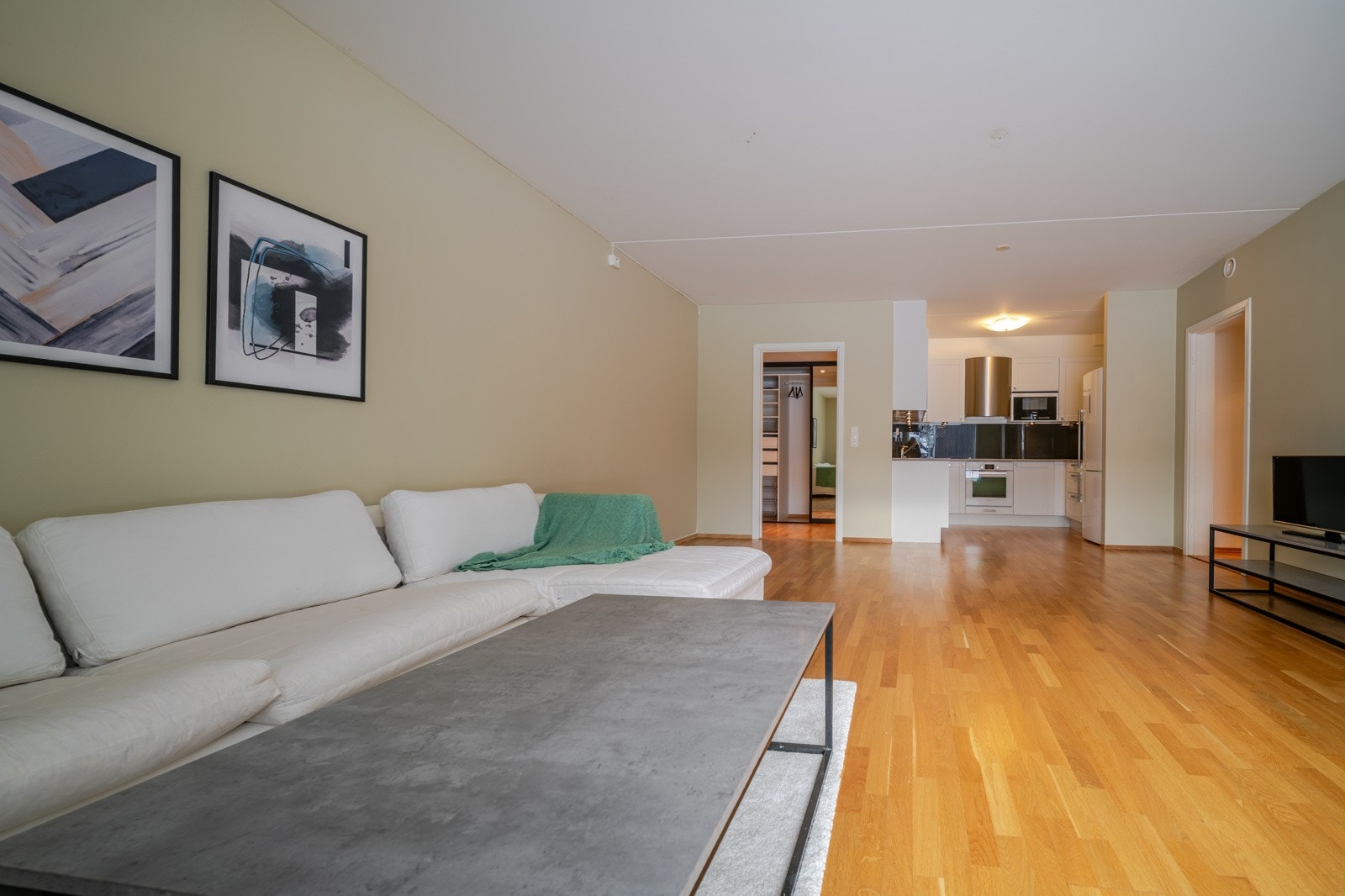 Varmtvann og fyring er inkludert i felleskostnadene. Leiligheten har balansert ventilasjon som bidrar til et behagelig inneklima Galleribilde