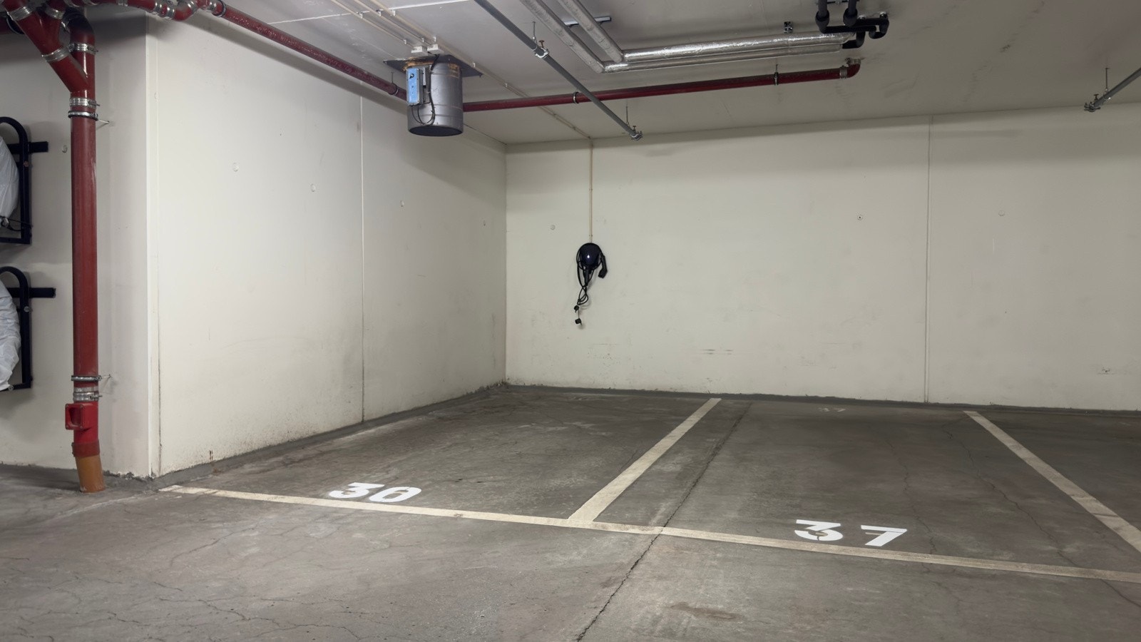 Det medfølger garasjeplass med elbil lader Galleribilde