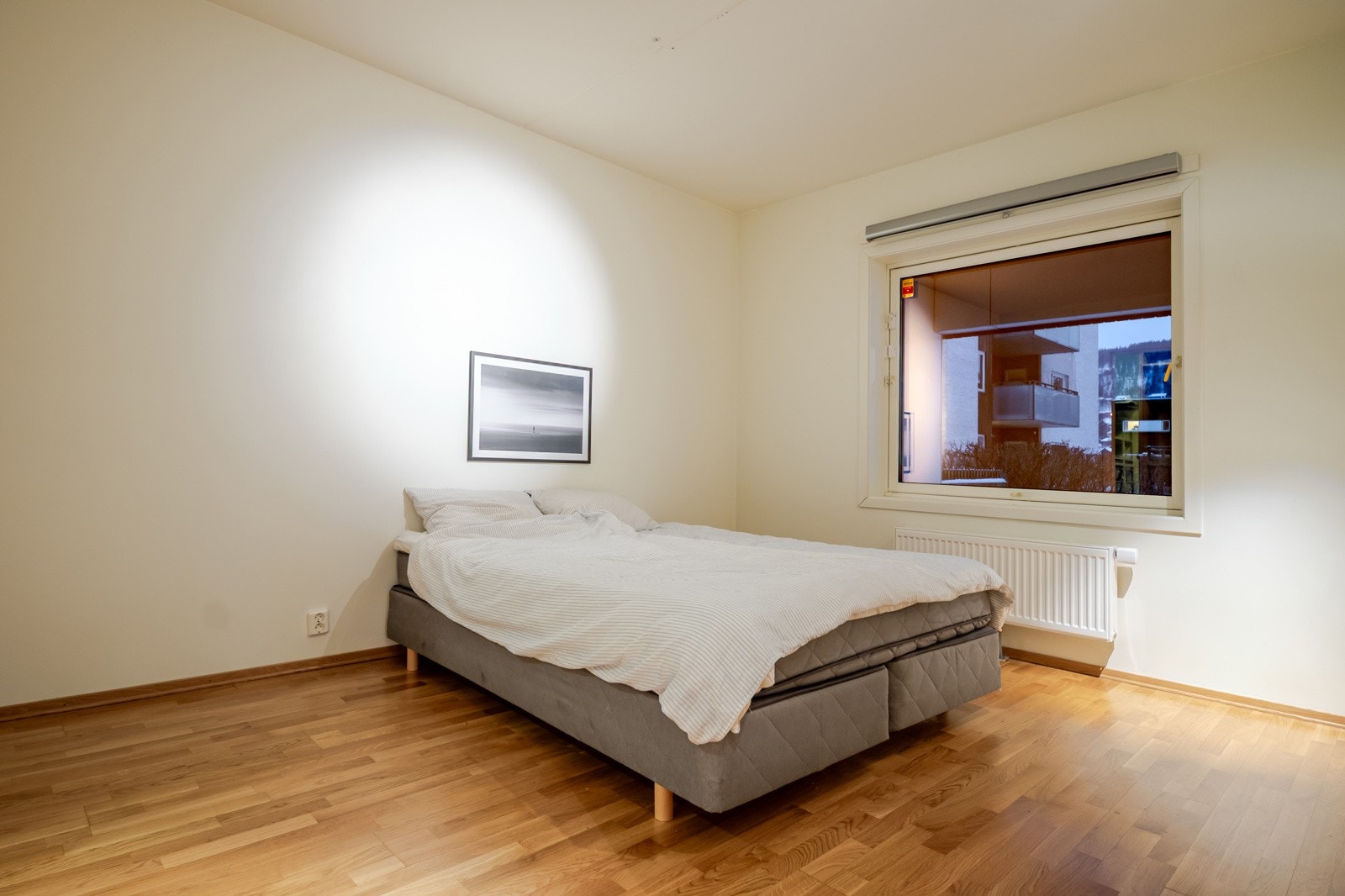 Romslig hovedsoverom med god plass til dobbeltseng og garderobeløsning. Galleribilde