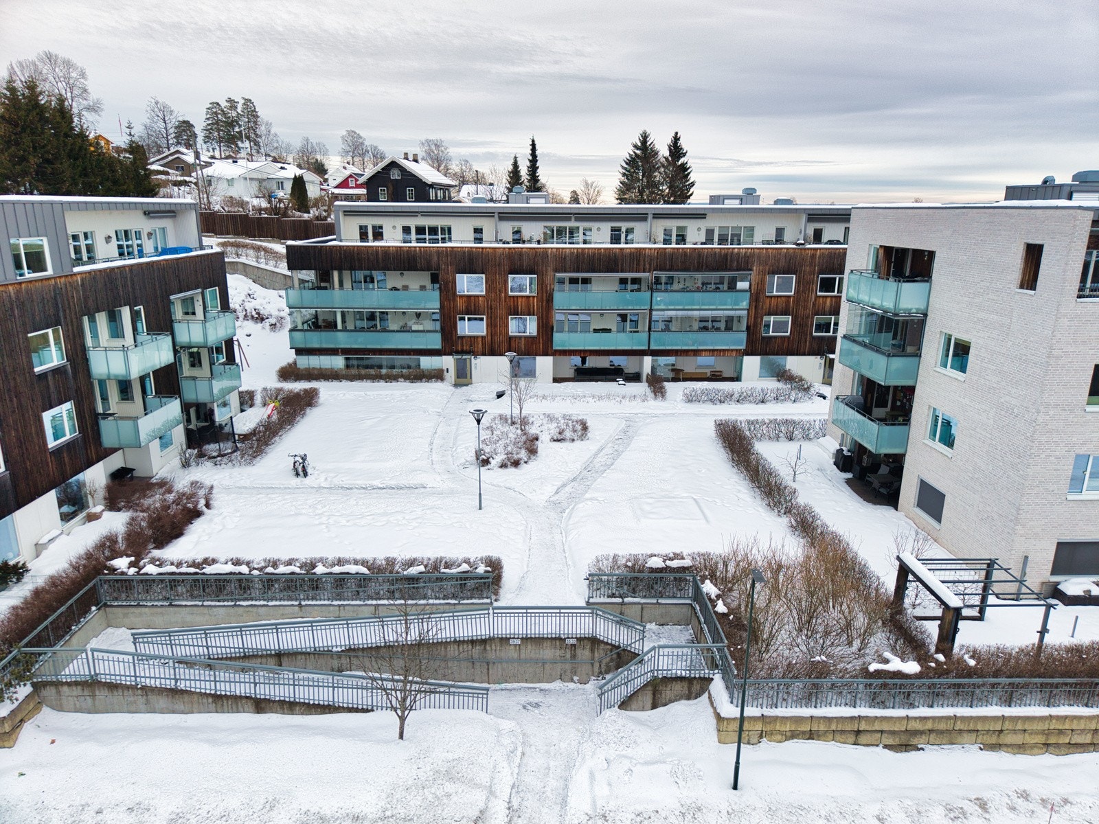 Leiligheten har en meget hyggelig beliggenhet i et nyere (2012) boligsameie ved Bondistranda som ligger idyllisk til langs Bondivann Galleribilde