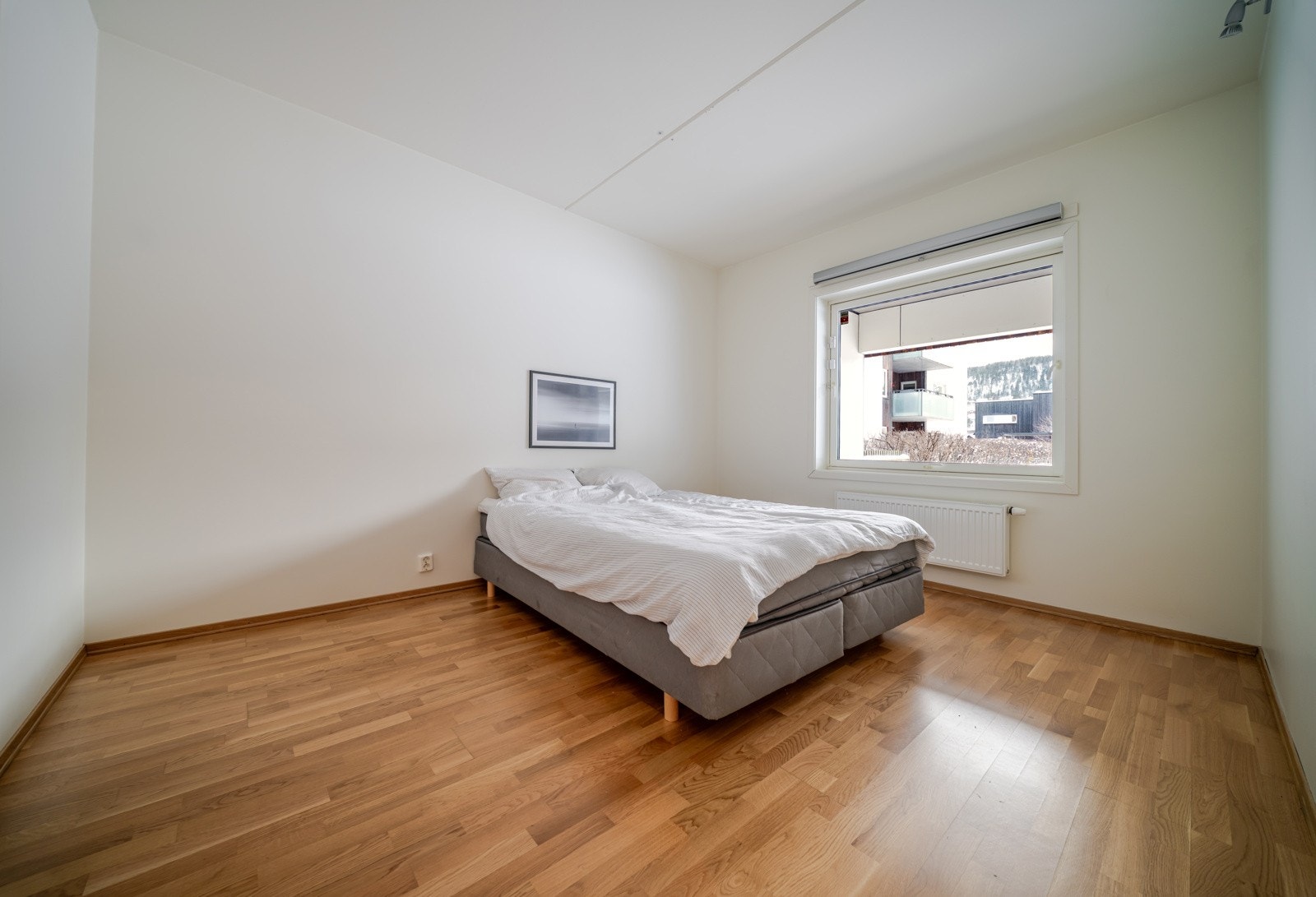 Leiligheten har to soverom. Hovedsoverommet har tilgang til garderoberom. Galleribilde