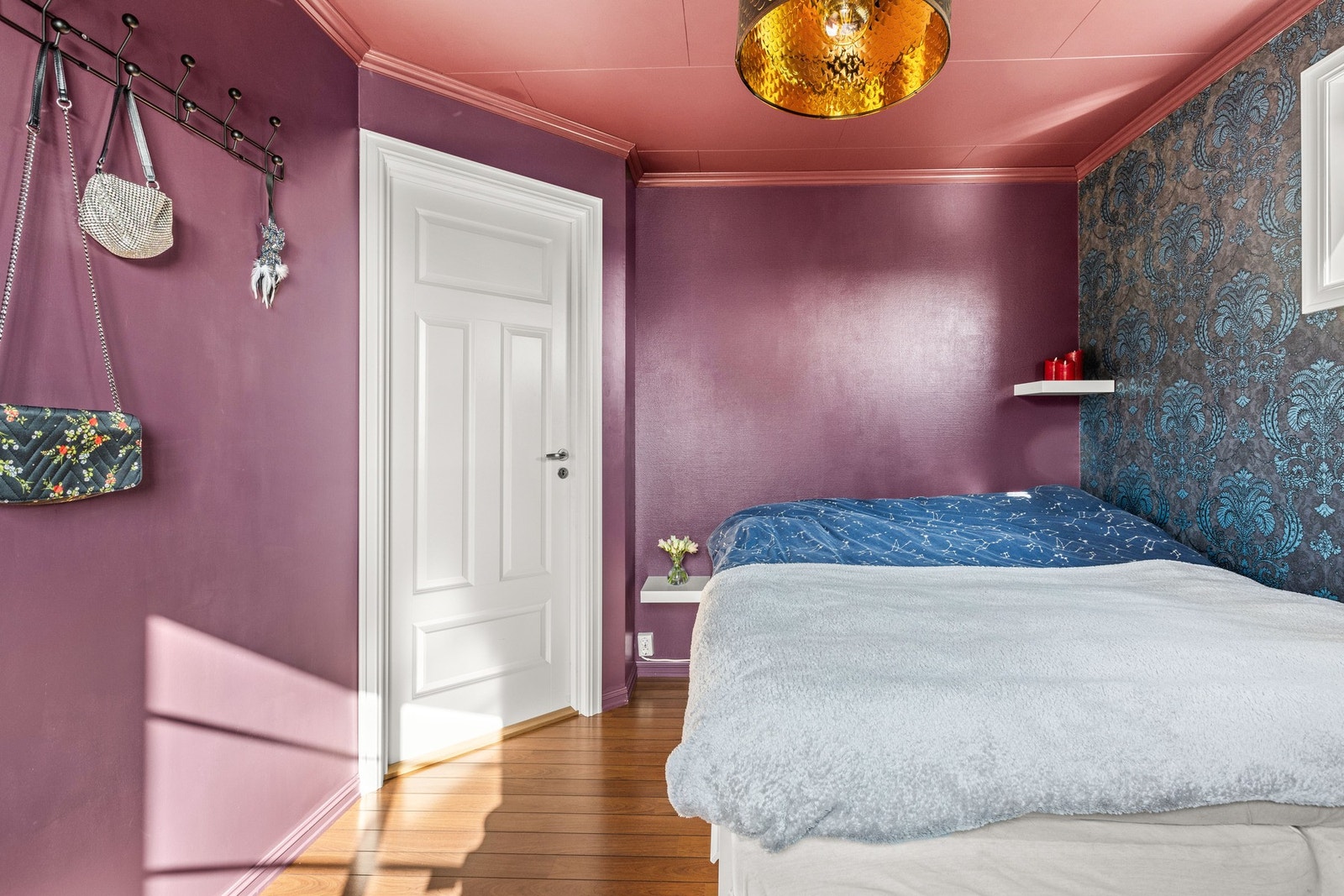 Hovedsoverommet ligger i tilknytting til stuen i 1. etg. Galleribilde