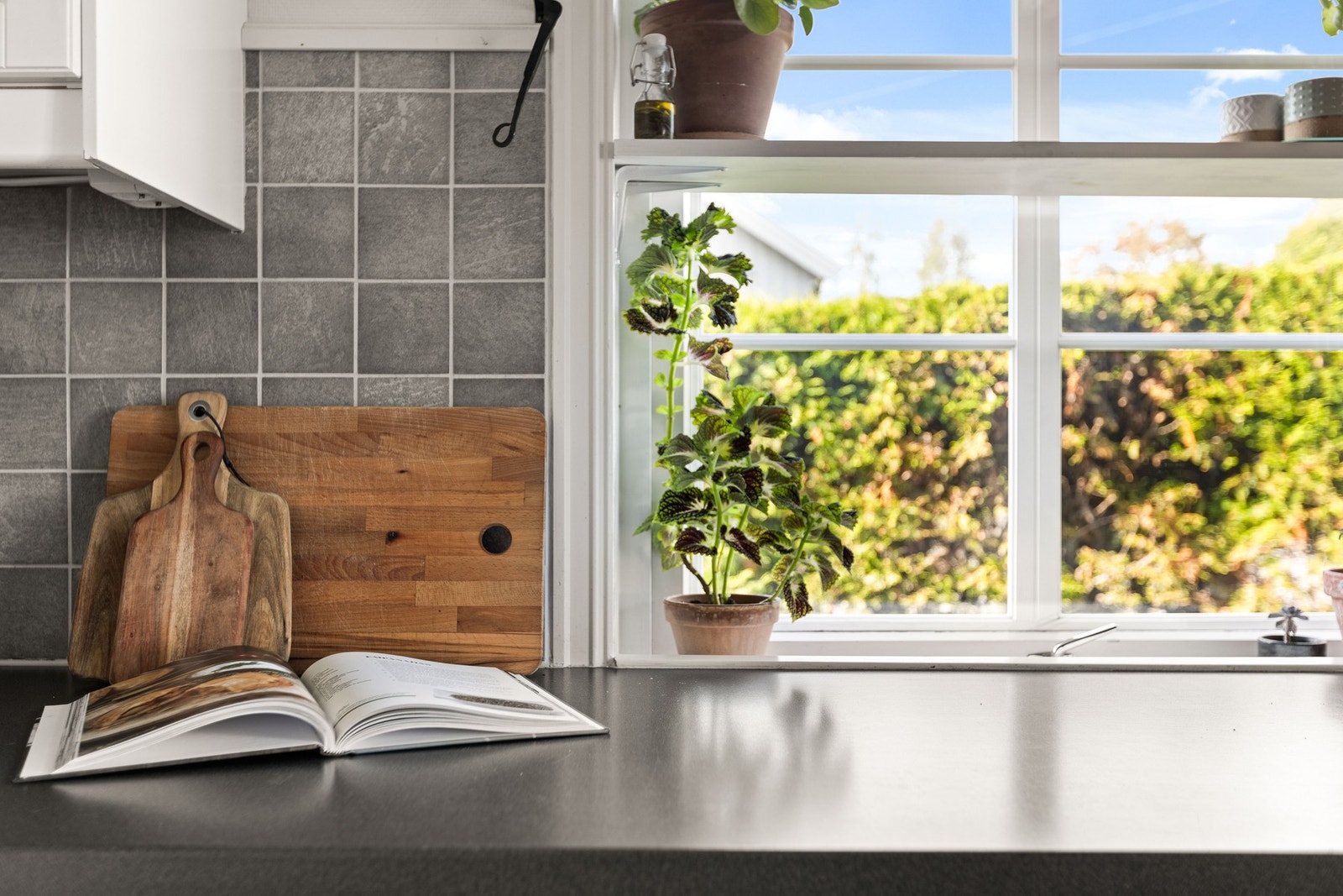 Kjøkkenet er i tillegg utstyrt med benkeplater i slitesterk laminat. Galleribilde