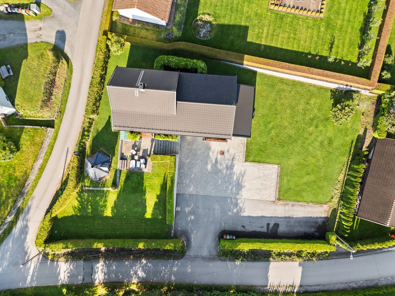 Tomten har god størrelse og store gress-overflater. Galleribilde