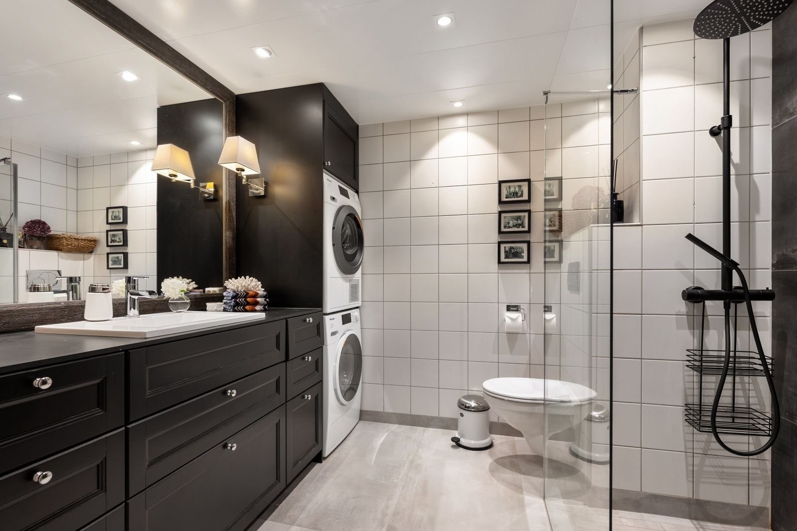 Badet (nr 1) har plass til vaskesøyle, stor dusj og er oppgradert med store skuffer til oppbevaring. Den ene skuffen har integrert strykebrett. Stort spesiallaget speil med vegglamper på begge sider. Dusjarmatur fra Tapwell. Galleribilde