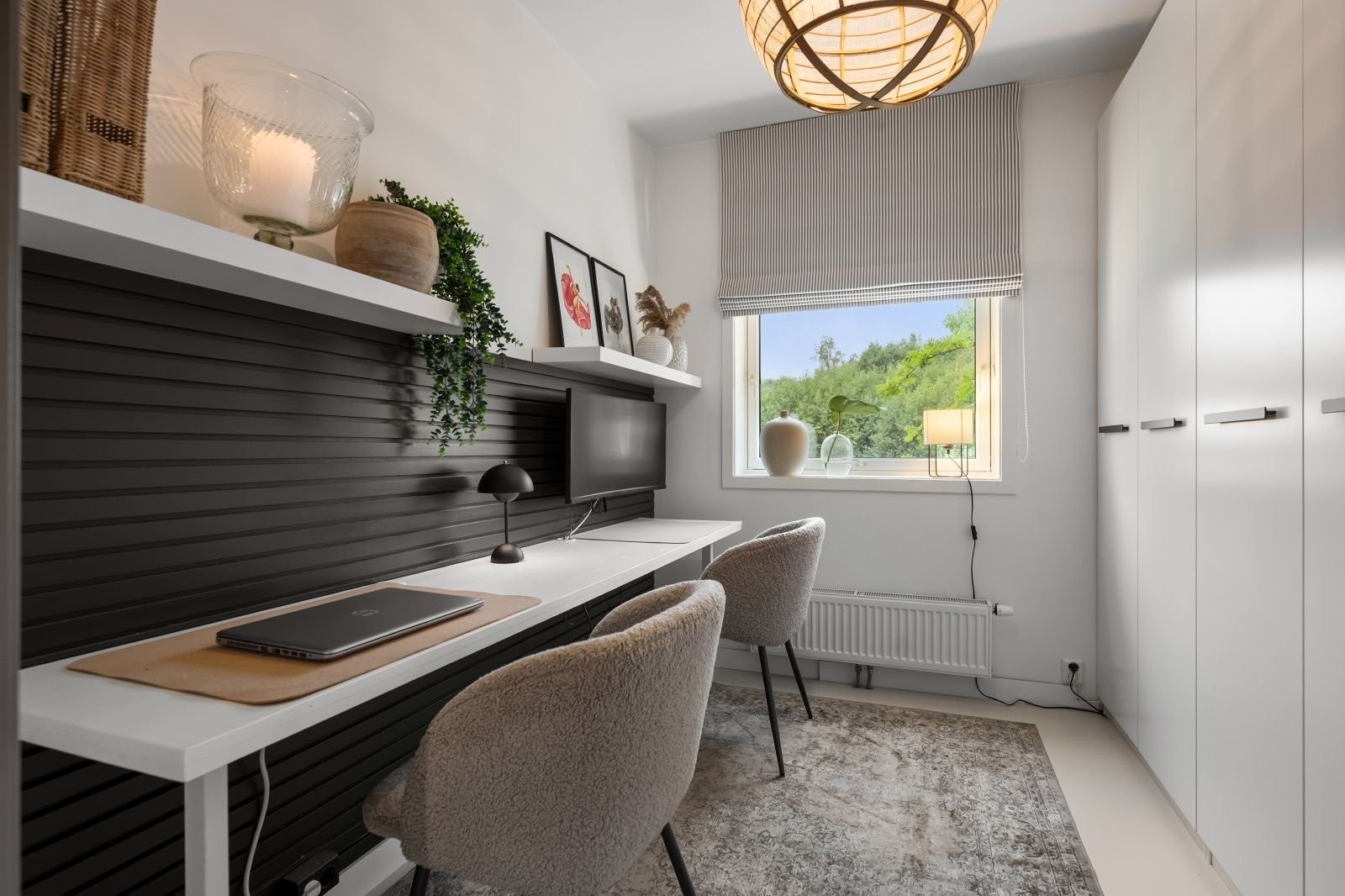 Soverom 2; Her brukt som kontor, med plass for 2 arbeidsplasser Det er garderobe langs hele den ene veggen. Galleribilde