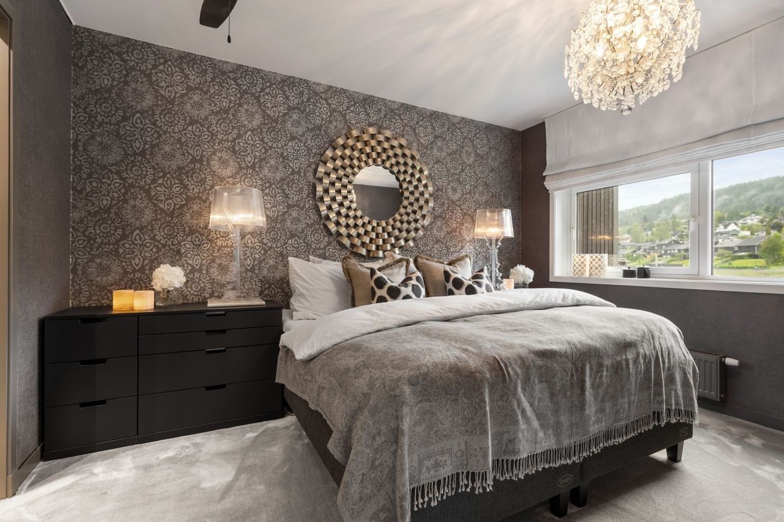 Lekkert soverom med tapet og fondvegg som matcher leilighetens fargeskala. Galleribilde