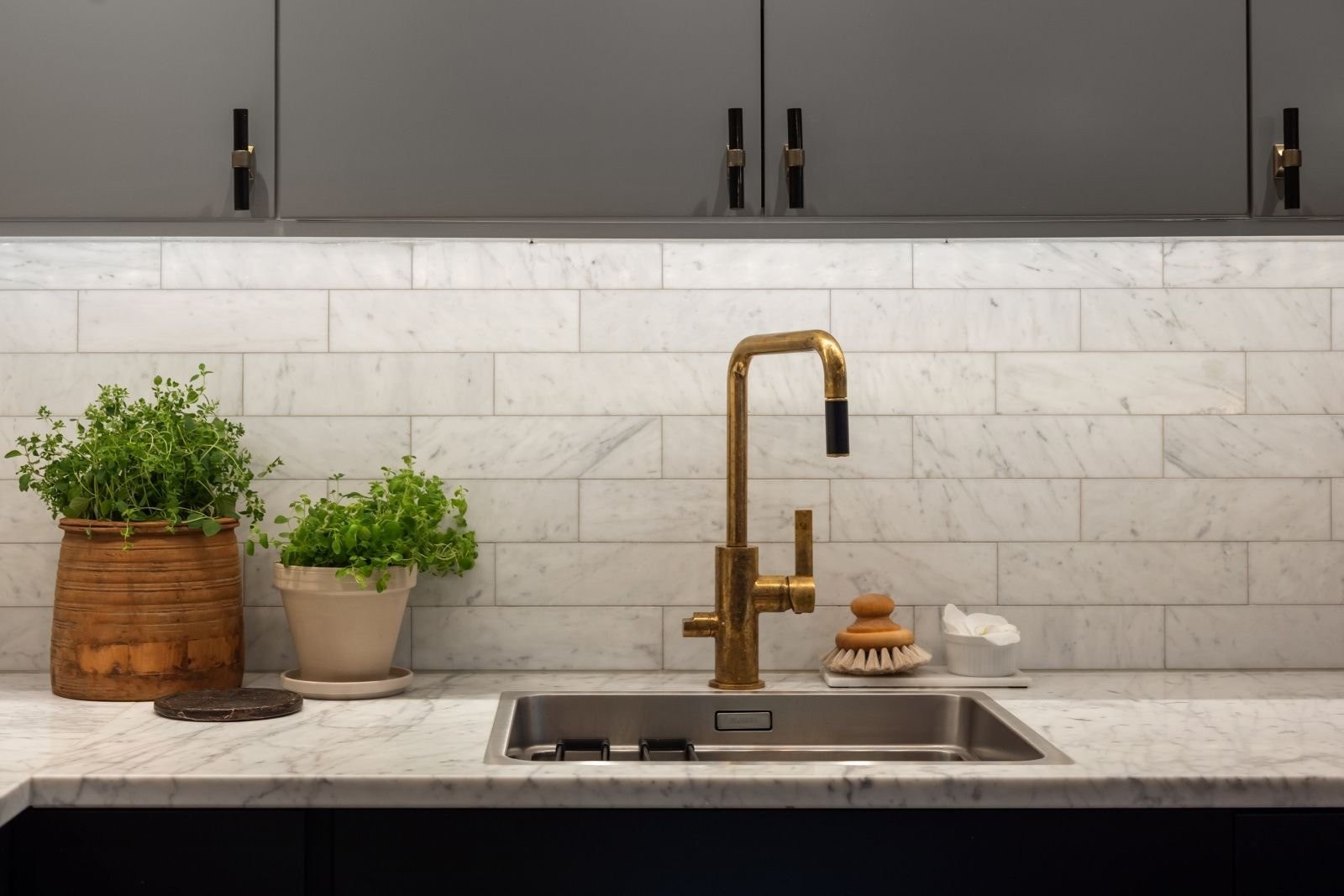 Armatur fra Tapwell i messing og med uttrekkbar tut. Alle håndtak er i sort og messing. Messing gir kjøkkenet en varm og lun følelse. Galleribilde