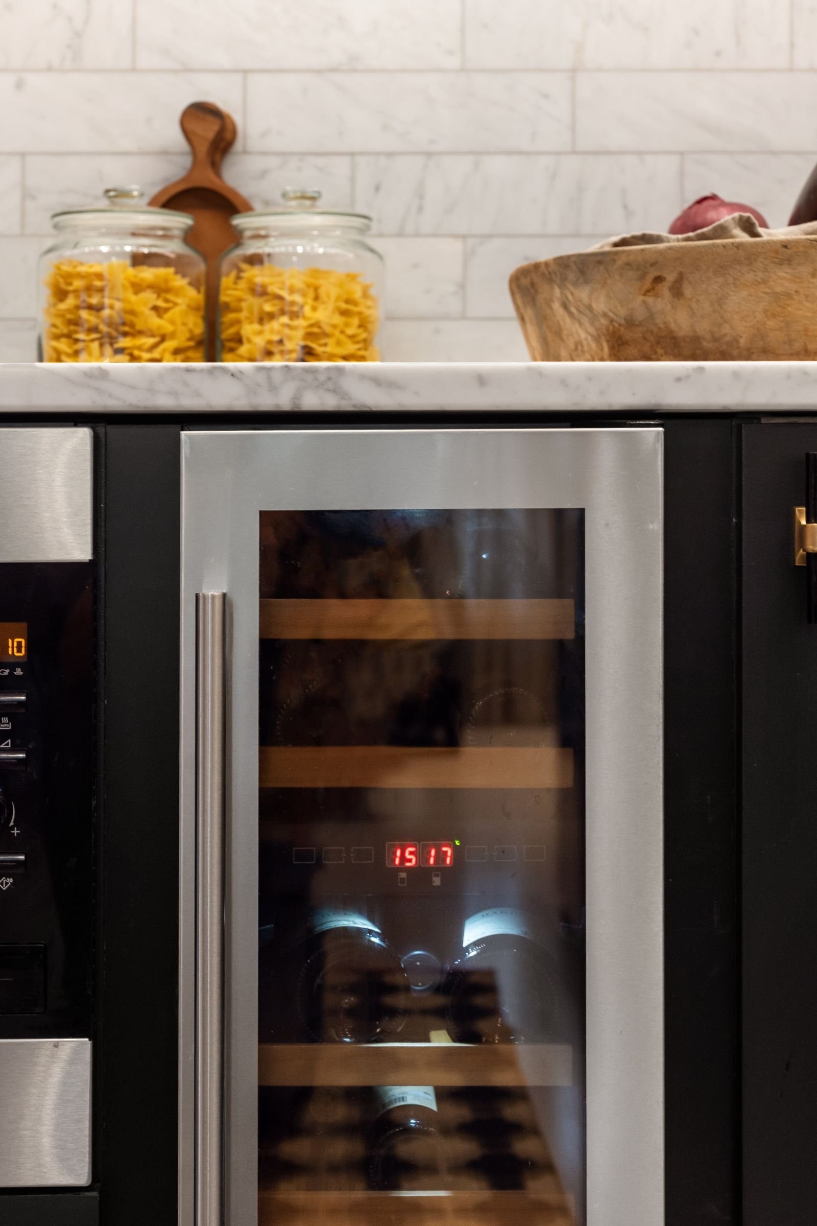 Vinskap på kjøkkenet med plass til 16 vinflasker. Galleribilde