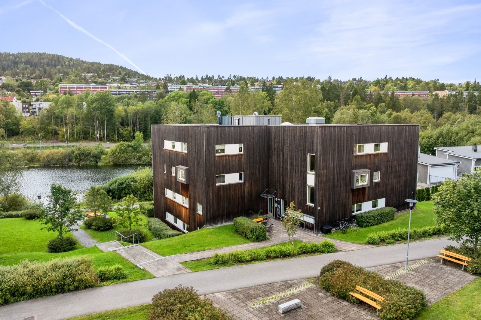 Kløverhuset på Bondistranda 46 ligger nest innerst i blindvei. Galleribilde