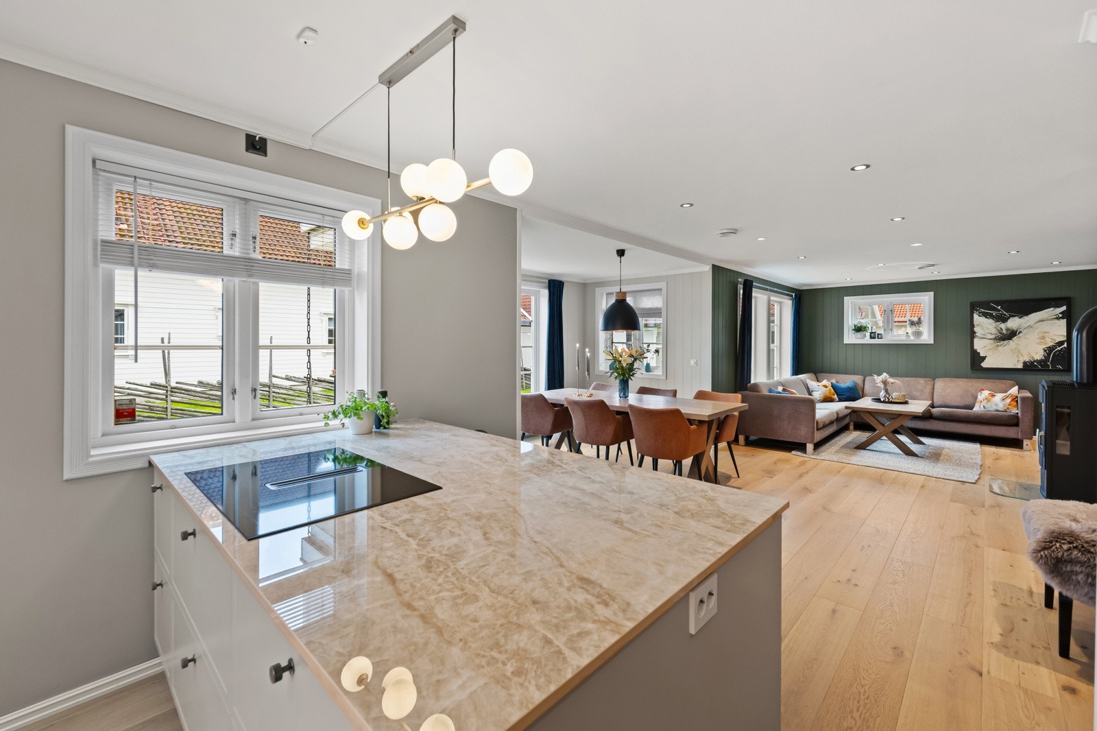 Den store kjøkkenhalvøyen gir ekstra arbeidsplass for den kokkeglade, samtidig som den byr på god oppbevaringsplass og en hyggelig frokostsone. Galleribilde