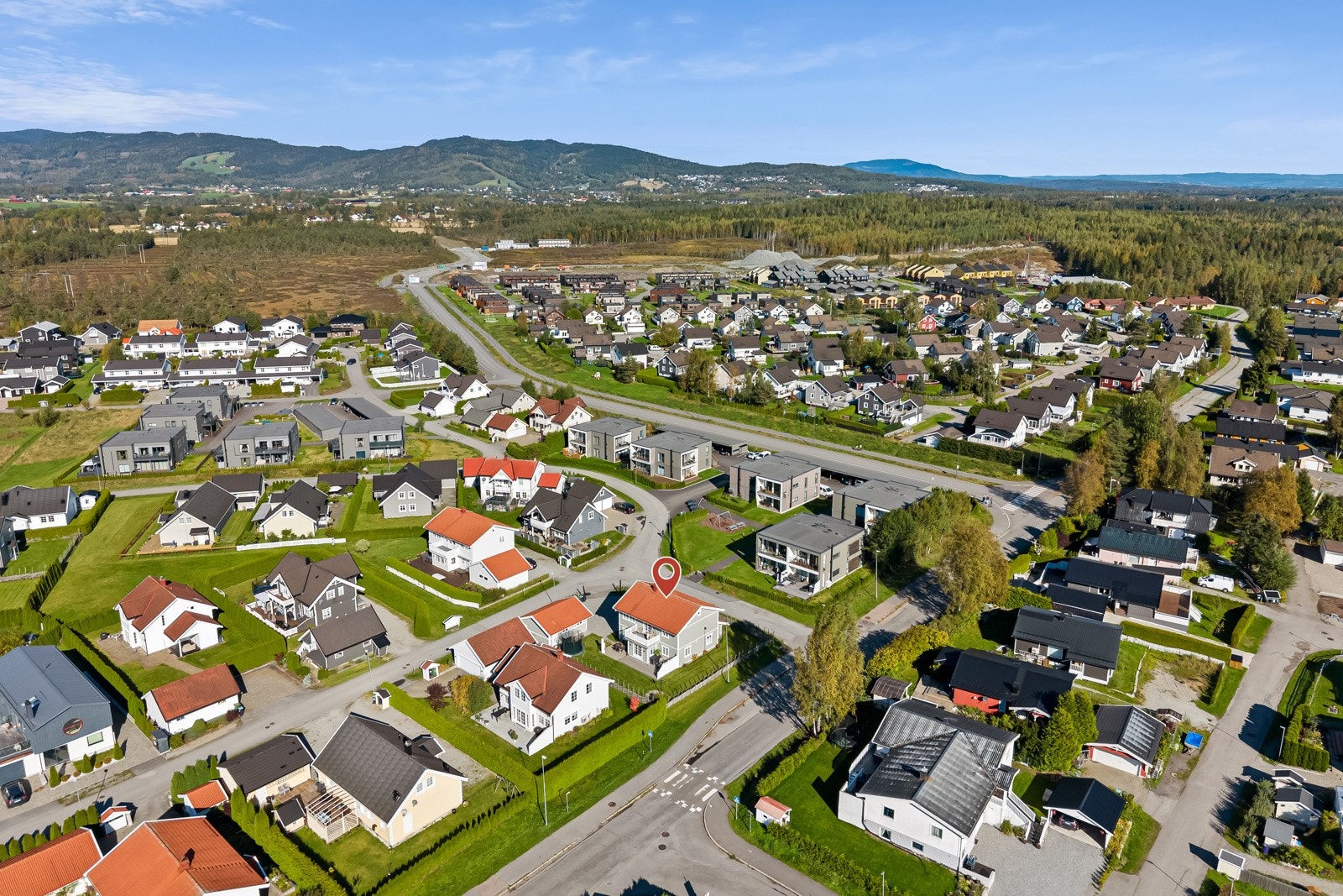 Området har gode bussforbindelser til Jessheim, Gardermoen og Oslo, og med bil tar det ca. 12 minutter til Oslo Lufthavn og rundt 45 minutter til Oslo sentrum. Galleribilde