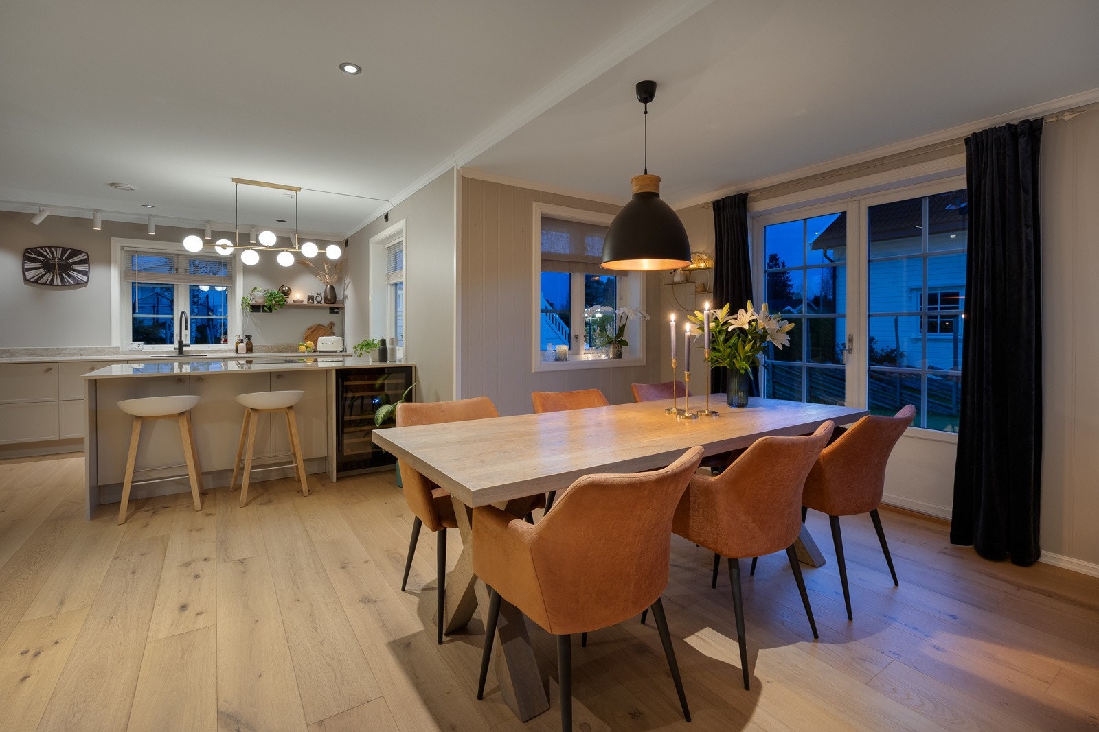 Åpen løsning mot kjøkkenet som skaper en sosial og praktisk romfølelse. Galleribilde