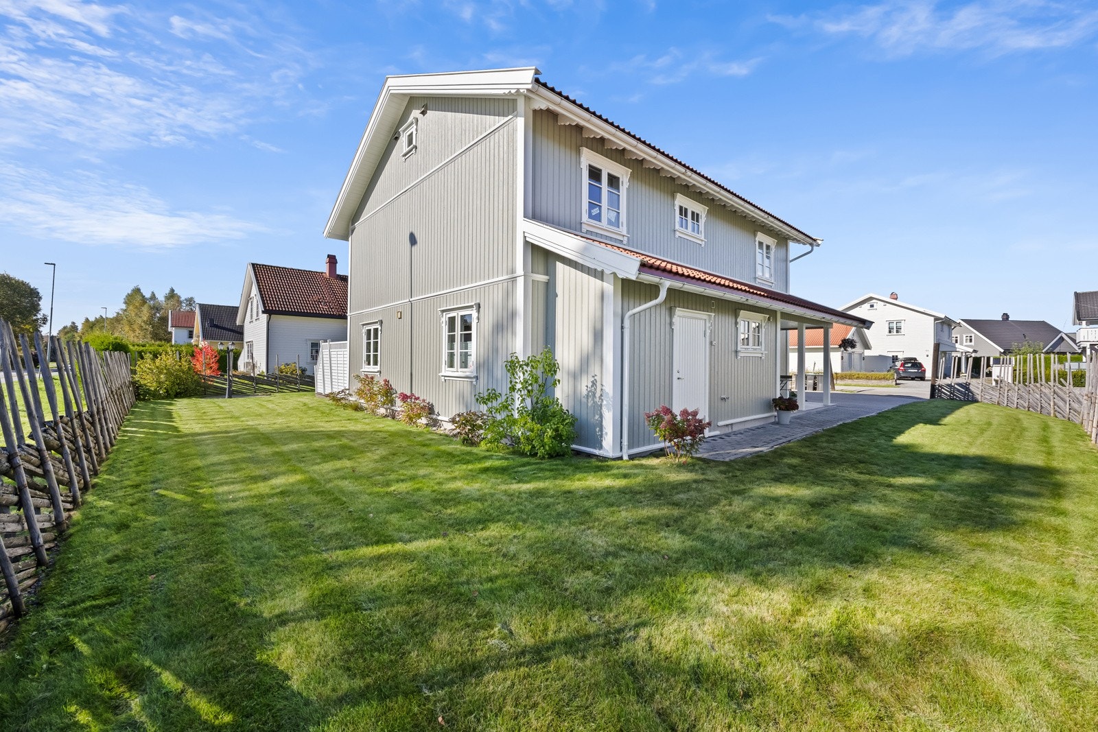 Tomten er innrammet med en flott skigard, og har en stor, solrik plen, diverse beplantninger, blomsterbed, samt belegningsstein på gårdsplass og gangarealer. Galleribilde
