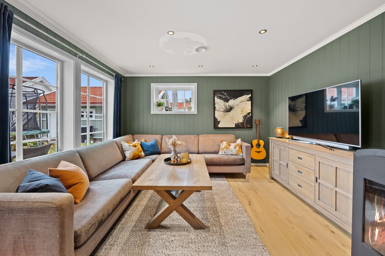 Rommet er romslig og fleksibelt innredet, med god plass til både sofaløsning og øvrig møblement. Galleribilde