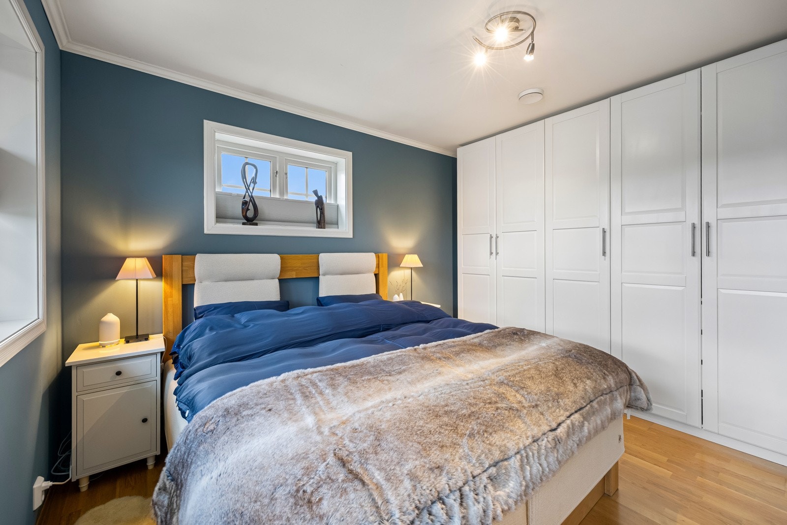 Rommet har rikelig med garderobeskap. Galleribilde