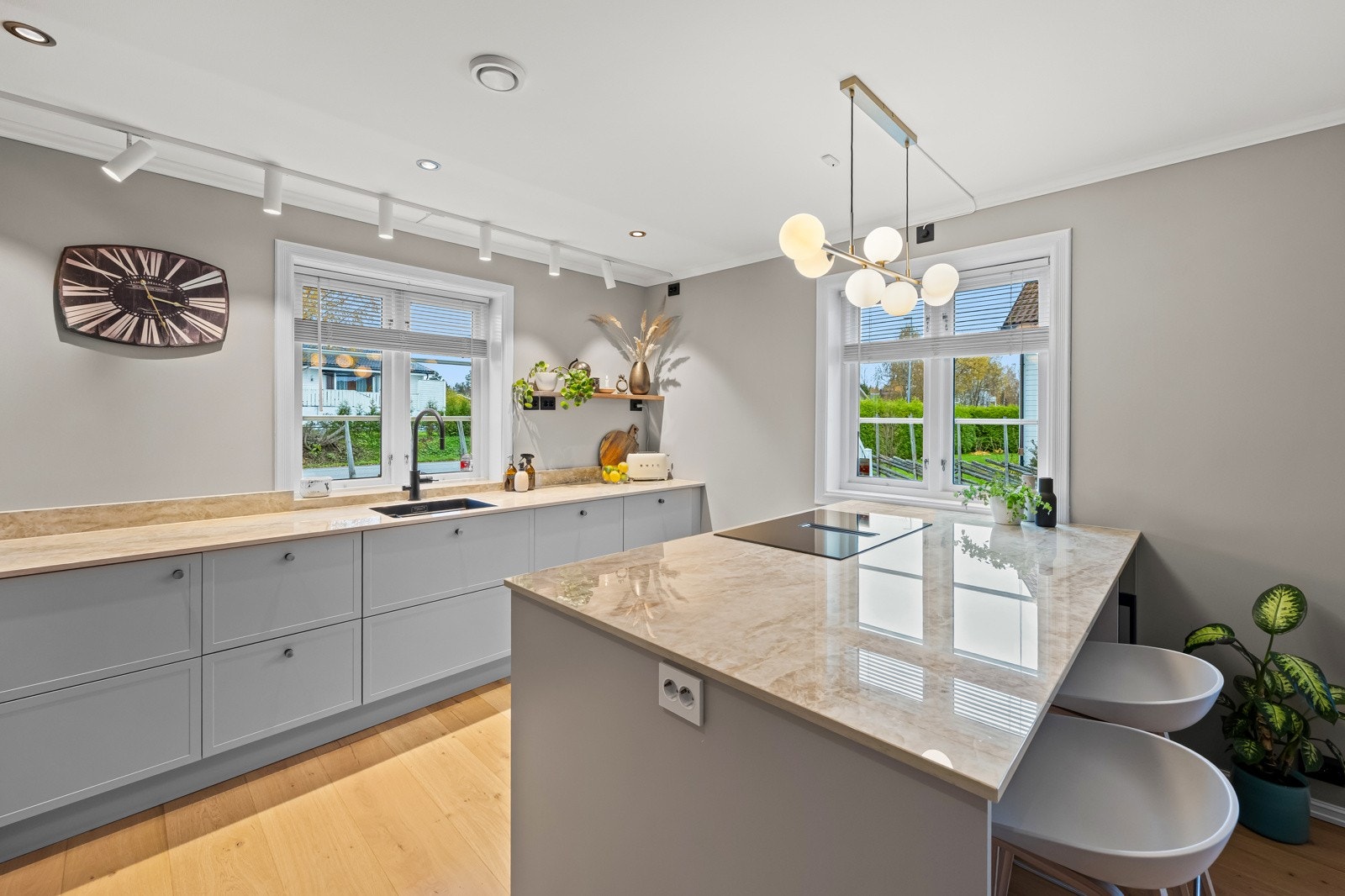 Benkeplaten er utført i eksklusiv Dekton - en ultrakompakt overflate bestående av naturlige mineraler, kjent for sin ekstreme motstandsdyktighet mot riper, flekker og varme. Dekton-platen er videreført som en tynn sokkelflis opp fra benkeplaten. Galleribilde