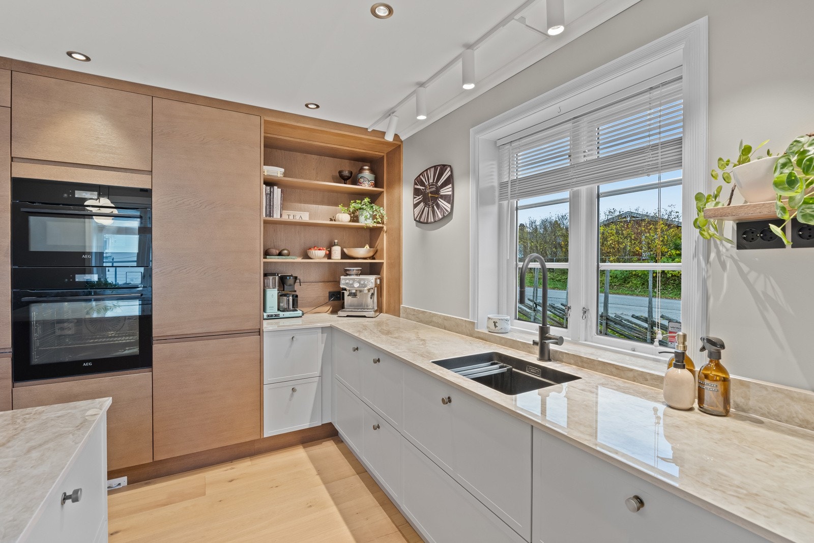 Kjøkkenet er godt utstyrt med integrerte hvitevarer, inkludert oppvaskmaskin, stekeovn med dampfunksjon, kombinert mikro- og stekeovn, induksjonsplatetopp med nedfelt ventilator, samt 2 kombinerte kjøle- og fryseskap. Vaskekum i kompositt. Galleribilde