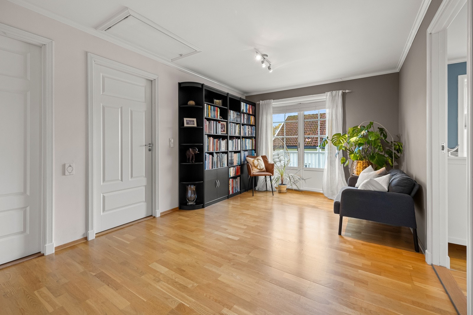 Loftstuen er det perfekte ekstrarommet for familien - ideell som TV-stue, lekerom eller egen ungdomssone. Rommet har lysmalte veggflater, parkett på gulv og store vindusflater. Galleribilde