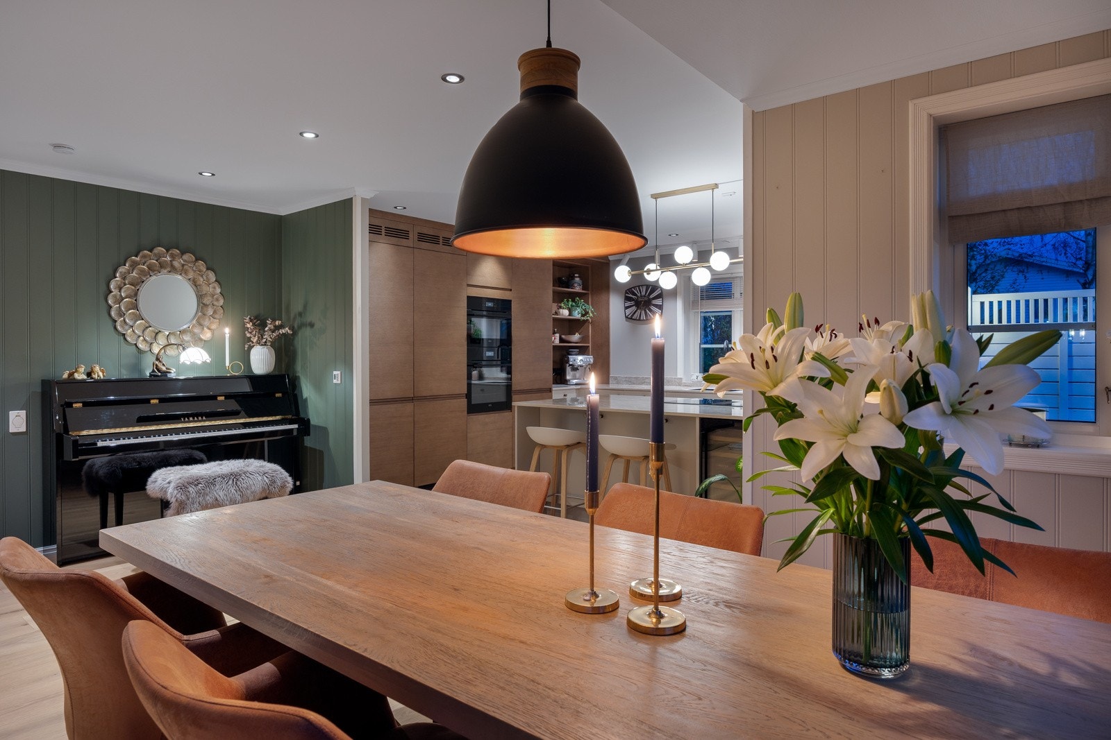 Himlingen er elegant lyssatt med soneinndelte downlights, som bidrar til en behagelig atmosfære. Galleribilde